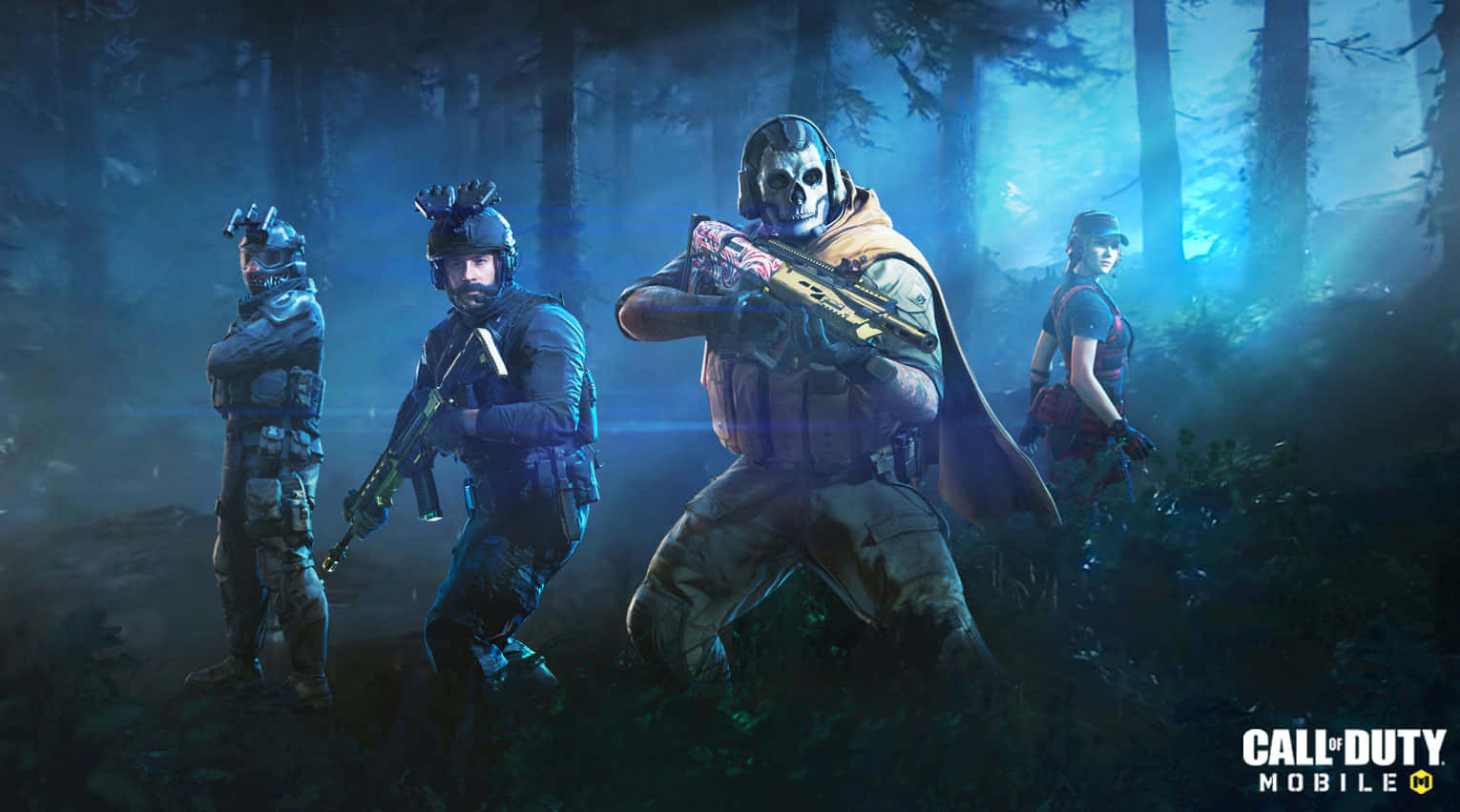 Call Of Duty 2020 桌布 壁紙 — 四名身穿戰術裝備的武裝士兵在夜間穿過霧氣瀰漫的森林，藍色光芒穿過樹木。