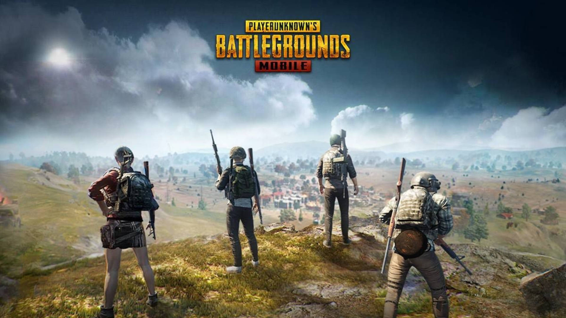 pubg mobile 桌布 壁紙 — 四名身穿戰術裝備的武裝玩家站在長滿青草的山丘上，俯瞰著暴風雨天空下遠處的小鎮。