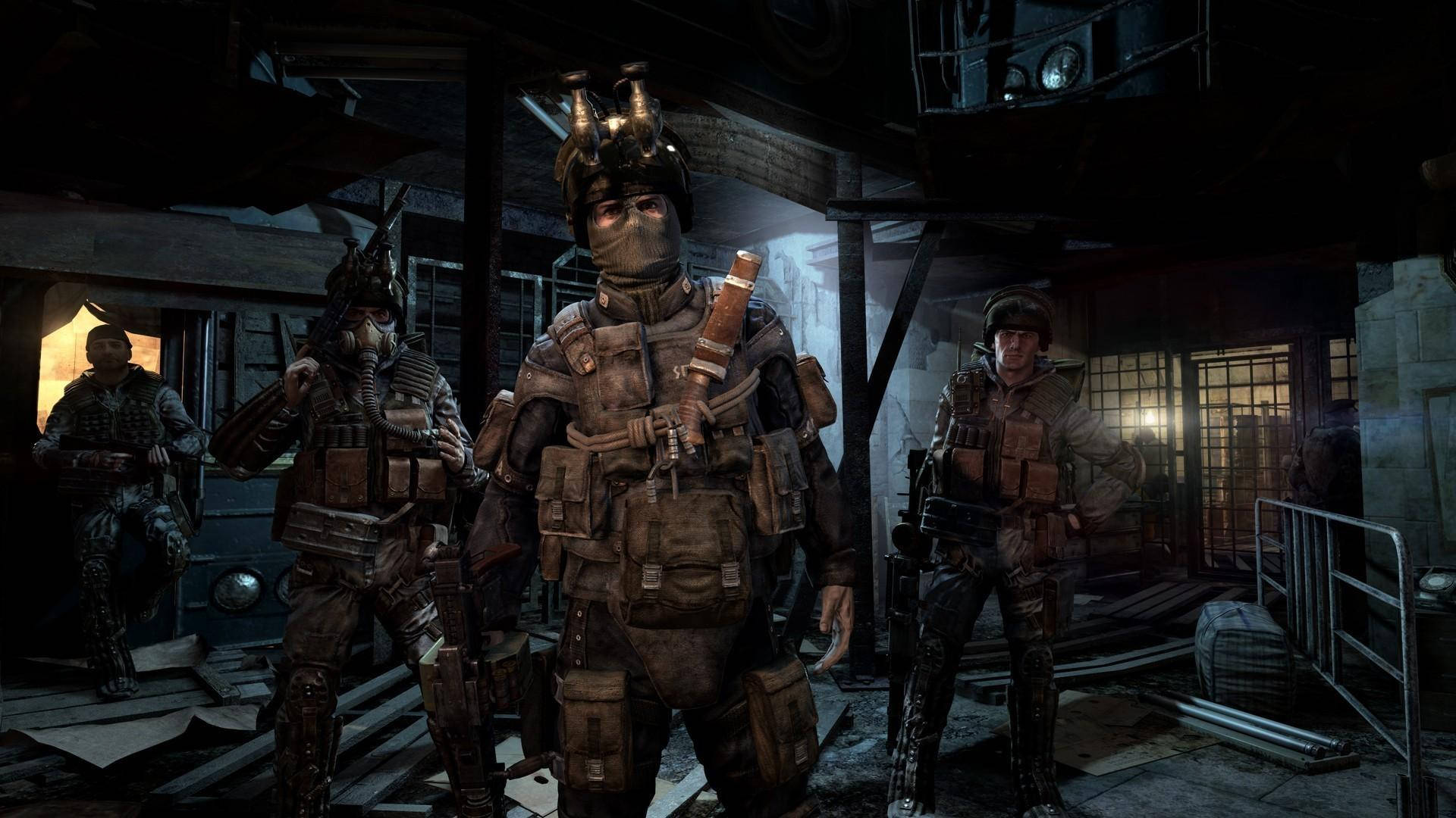 4K Metro 2033 桌布 壁紙 — 四名身穿戰術裝備的重武裝士兵在光線昏暗、佈滿碎片的工業廢墟中保持警覺。