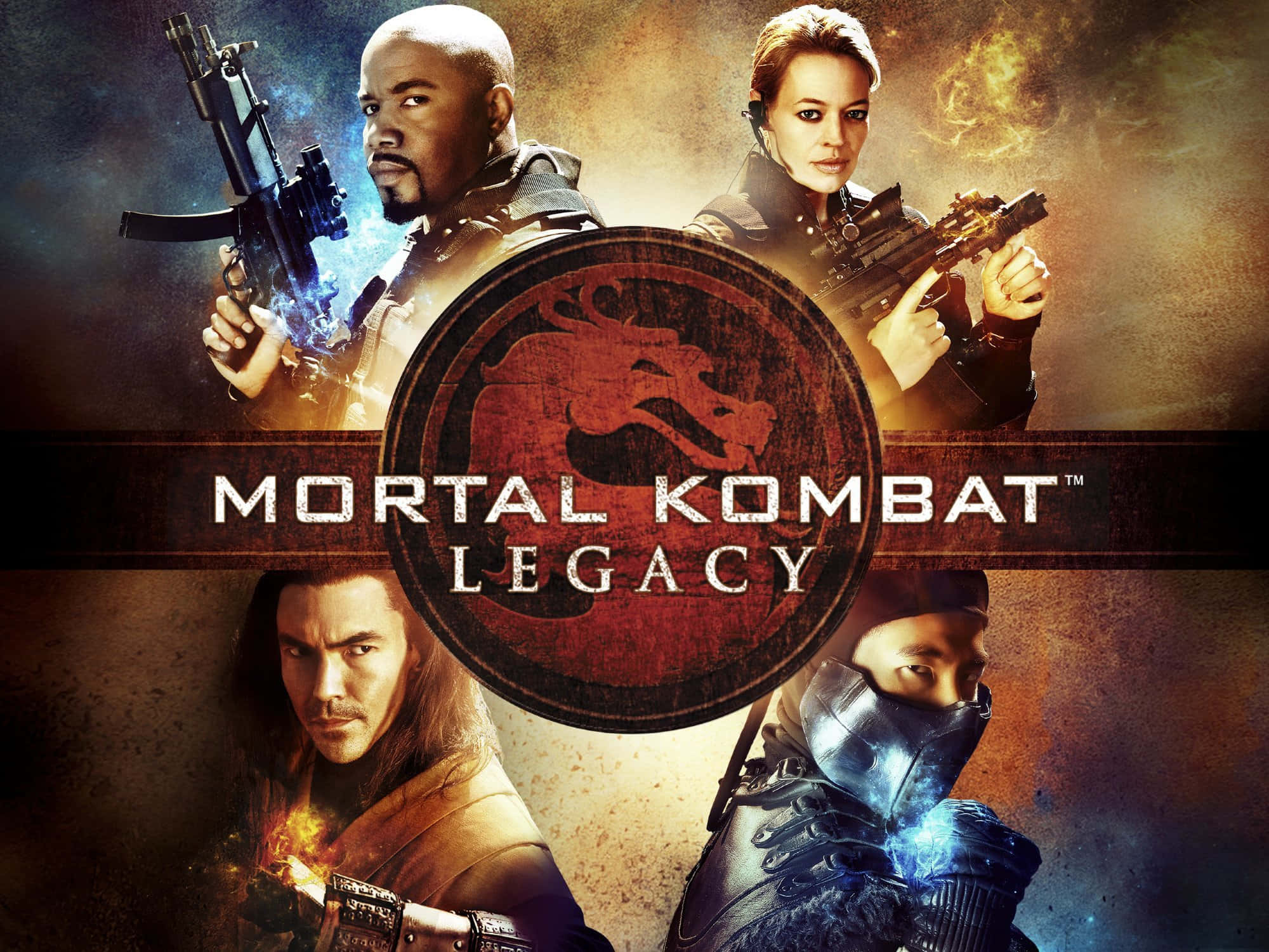 Mortal Kombat Legacy 桌布 壁紙 — 四名身穿戰鬥裝備的戰士手持發光武器，背景是火焰和煙霧，並帶有Mortal Kombat Legacy標誌。