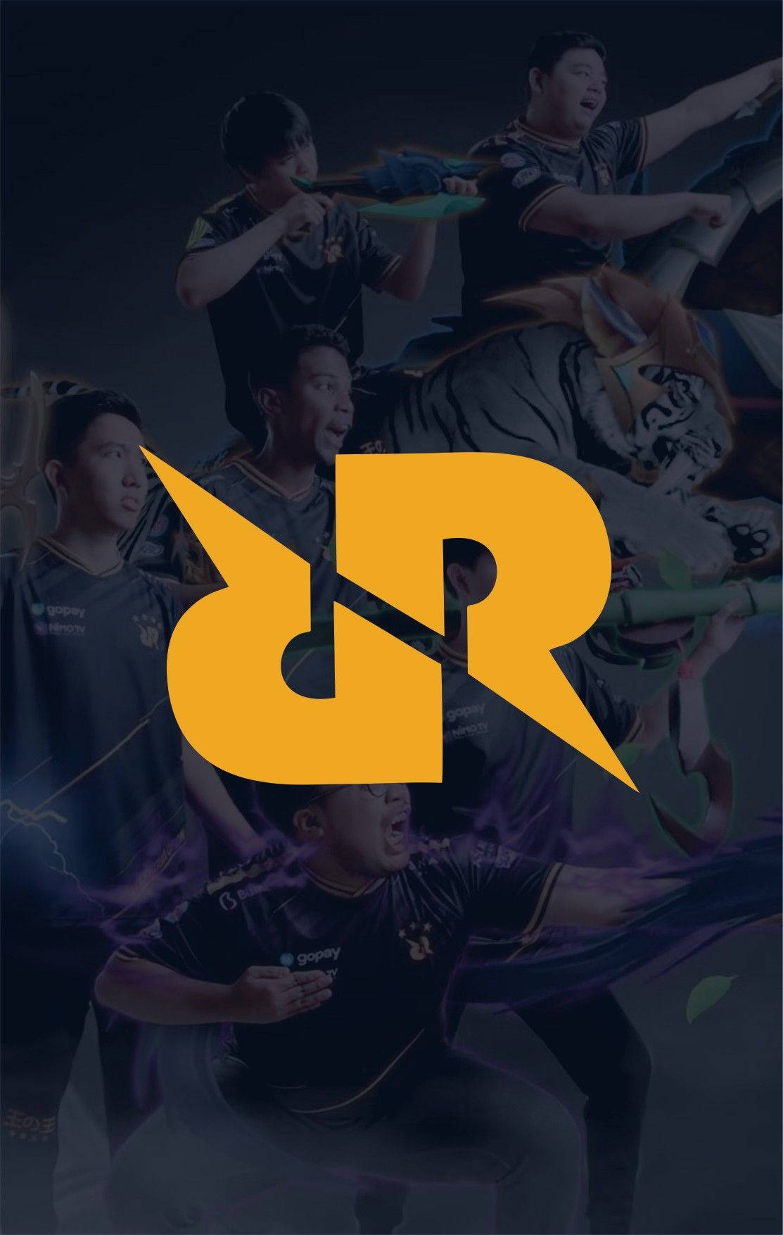 Team 桌布 壁紙 — 四名身穿深色球衣的電競選手在帶有紫色能量效果的醒目黃色標誌後方擺出動態姿勢。
