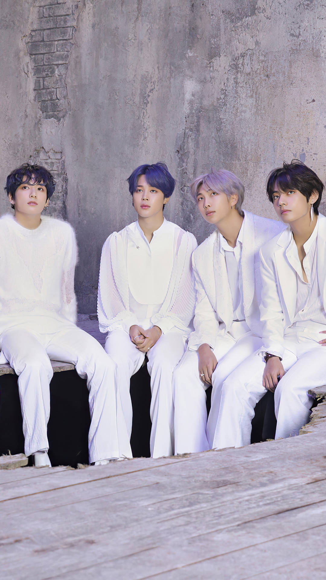 BTS 鎖定螢幕 桌布 壁紙 — 四名身穿白色服裝的男子平靜地坐在木製平台上，背景是風化的混凝土牆，帶有微妙的紫色燈光。