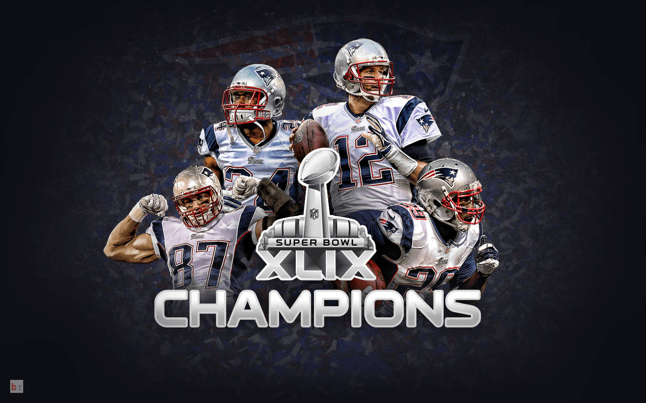Patriots 桌布 壁紙 — 四名身穿白色球衣的新英格蘭愛國者隊美式足球員在深色紋理背景前慶祝高舉超級碗獎盃。