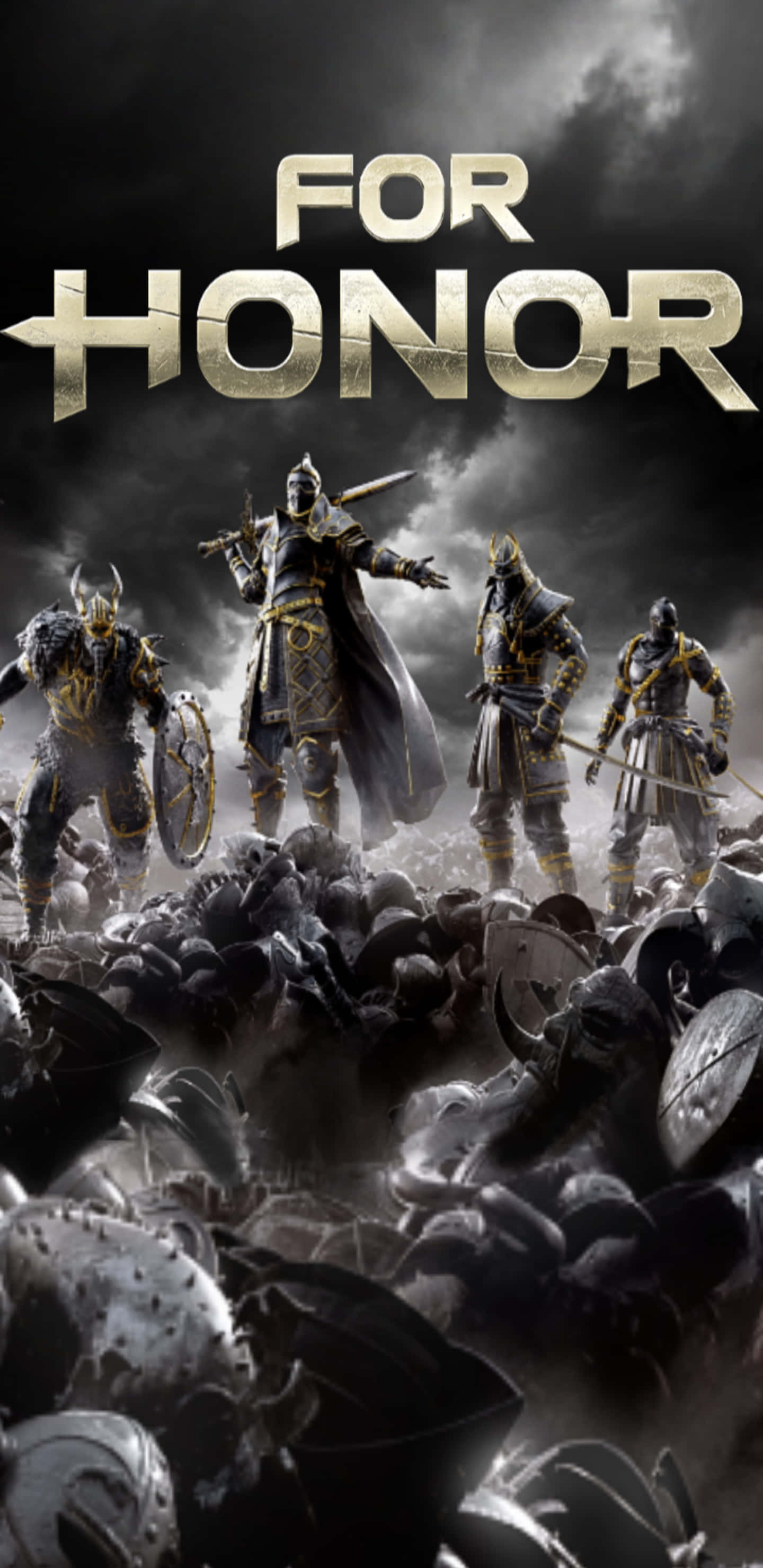 For Honor 桌布 壁紙 — 四名身穿盔甲的戰士站在一堆倒下的頭盔和盾牌上，天空風起雲湧，上方閃耀著「For Honor」的標題。
