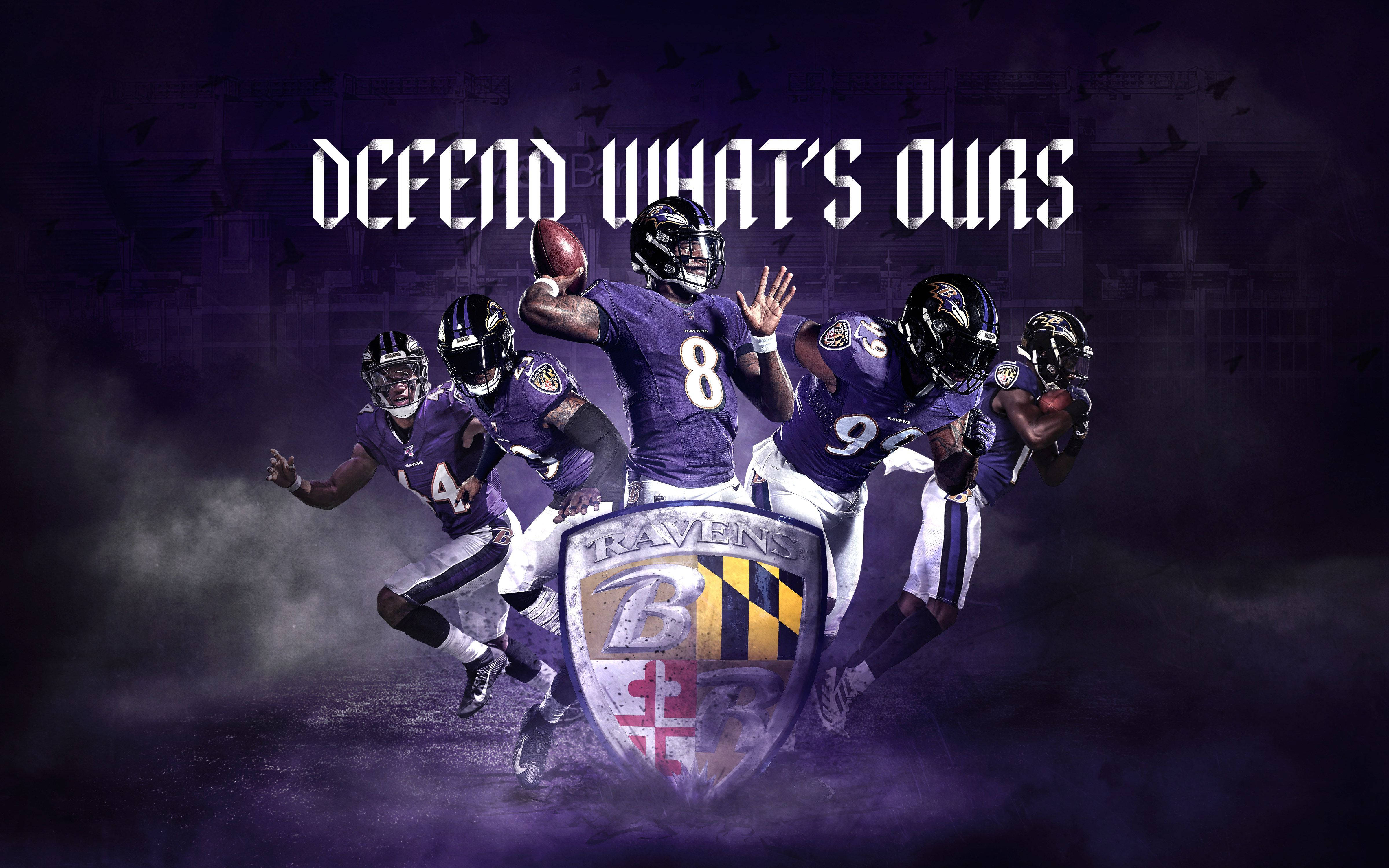 Ravens 桌布 壁紙 — 四名身穿紫色球衣的巴爾的摩烏鴉隊美式足球員在黑暗煙霧背景前動態衝刺，口號為 defend whats ours。
