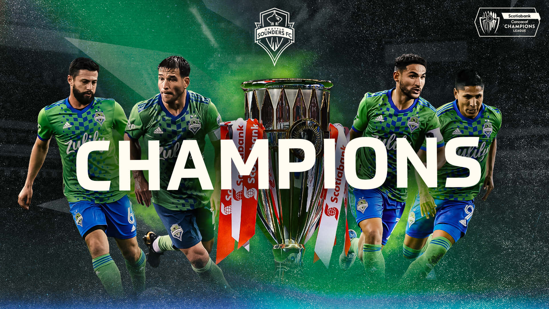 Champion 桌布 壁紙 — 四名身穿綠色球衣的足球運動員手持閃閃發光的獎盃向前衝刺，粗體白色文字在充滿活力的綠色和黑色背景上宣告冠軍。