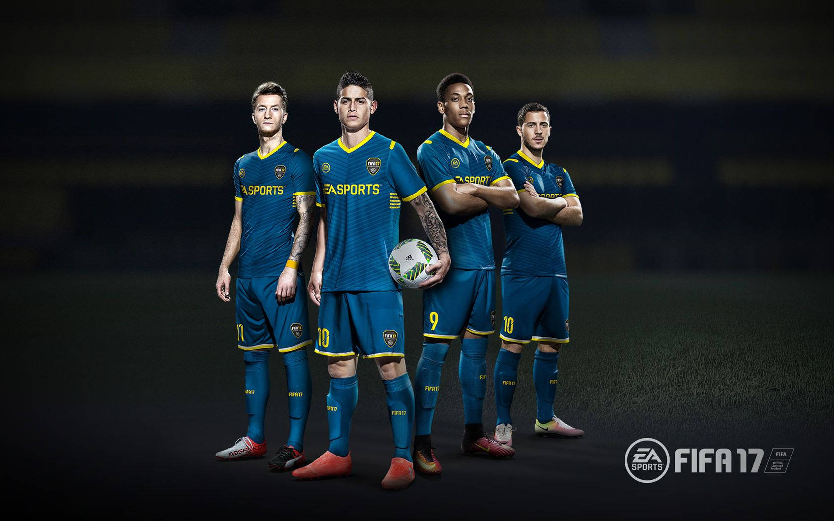 Fifa 21 桌布 壁紙 — 四名身穿藍黃色球衣的足球運動員在黑暗的球場上自信地站立，在攝影棚燈光下手持足球。