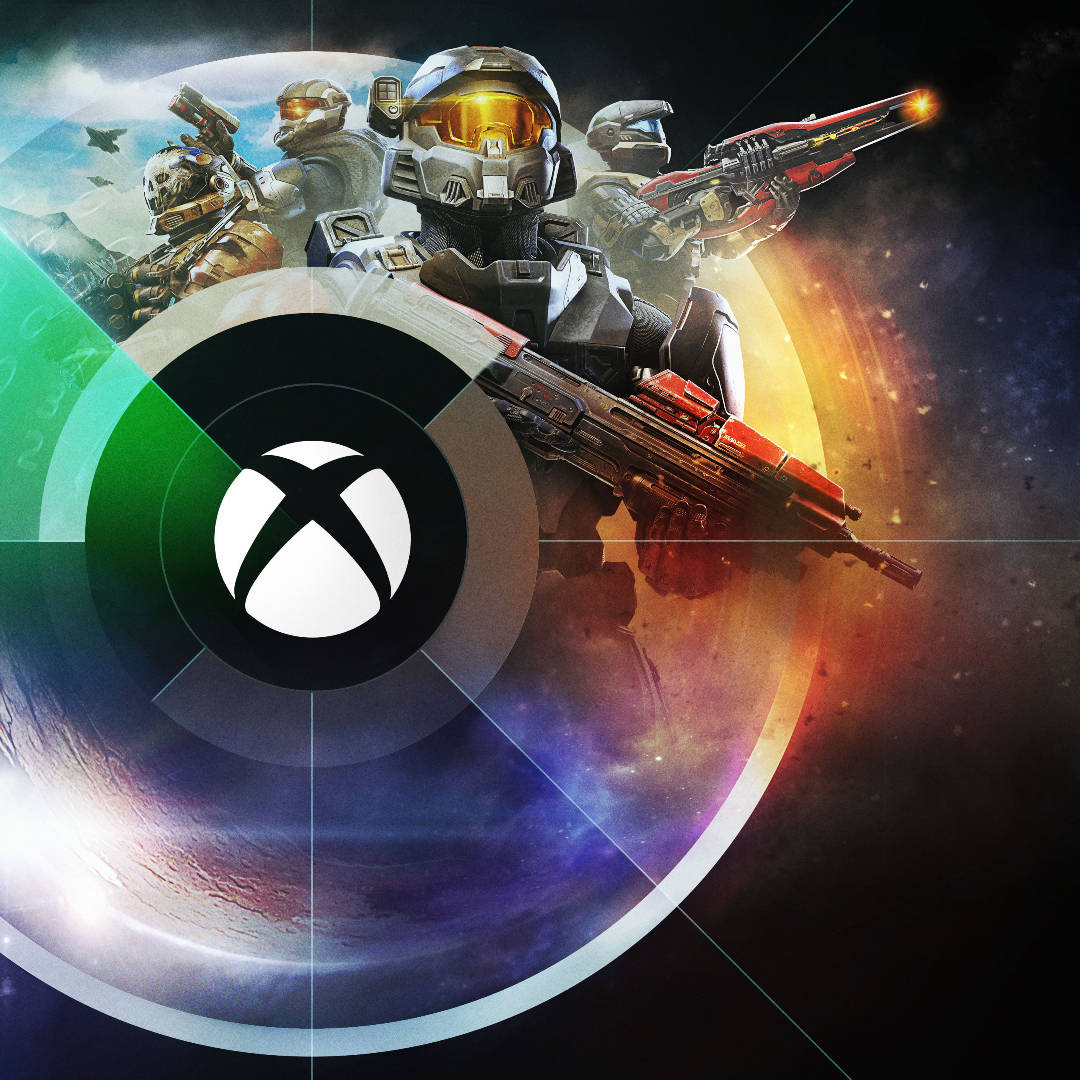 Xbox 桌布 壁紙 — 四名身穿裝甲的Halo士兵手持武器，在帶有Xbox標誌的宇宙背景下準備就緒。