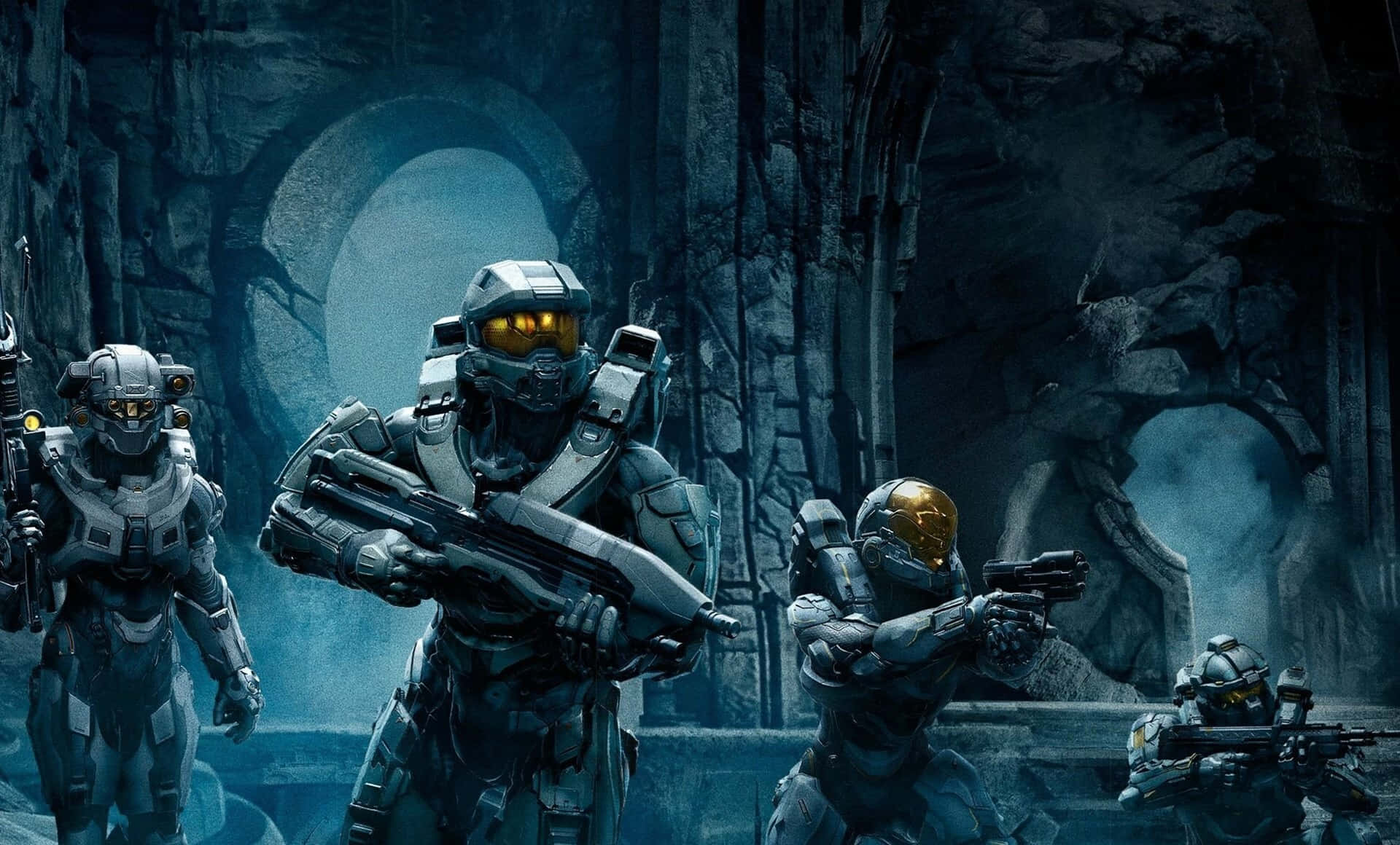 Halo 5 Blue Team 桌布 壁紙 — 四名身穿裝甲的士兵，戴著發光的橙色護目鏡，在霧氣瀰漫的古代遺跡中保持警覺，手持未來武器。