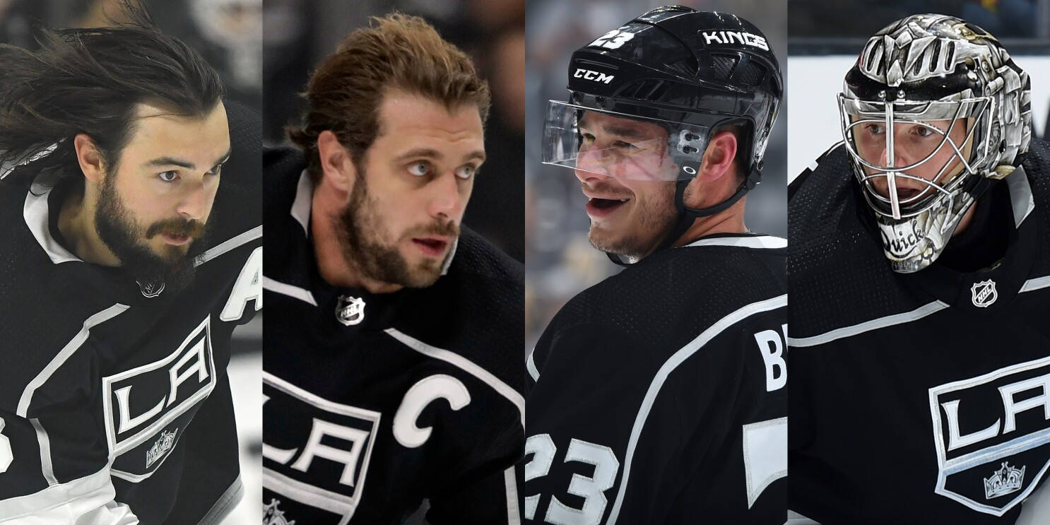 Los Angeles Kings 桌布 壁紙 — 四名身穿黑色洛杉磯國王隊球衣的激烈冰球運動員在比賽中被捕捉到，表情專注，動作動感。