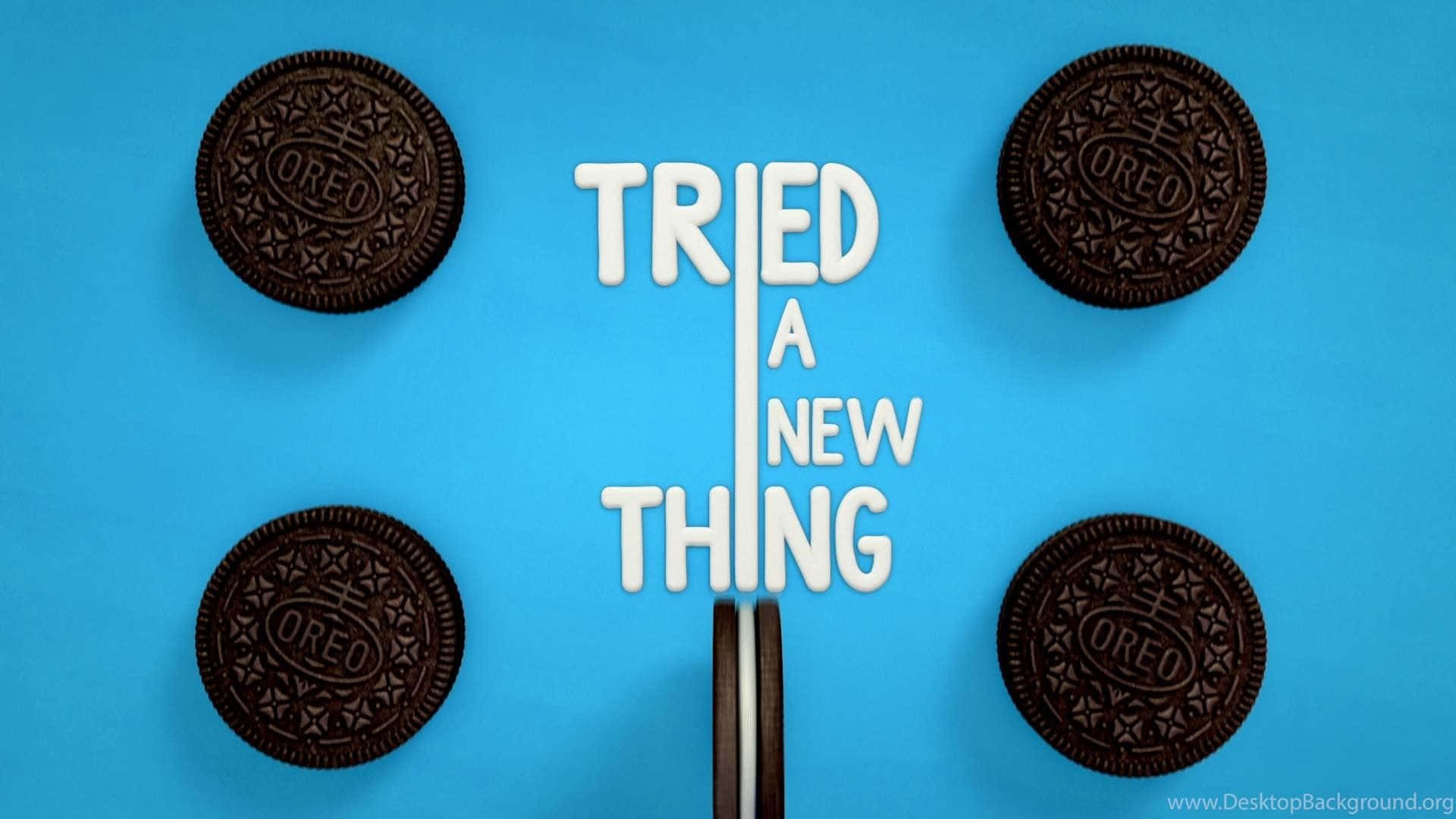 Oreo Cookie 桌布 壁紙 — 四塊Oreo餅乾圍繞著粗體白色文字「TRIED A NEW THING」，背景為鮮豔的藍色。