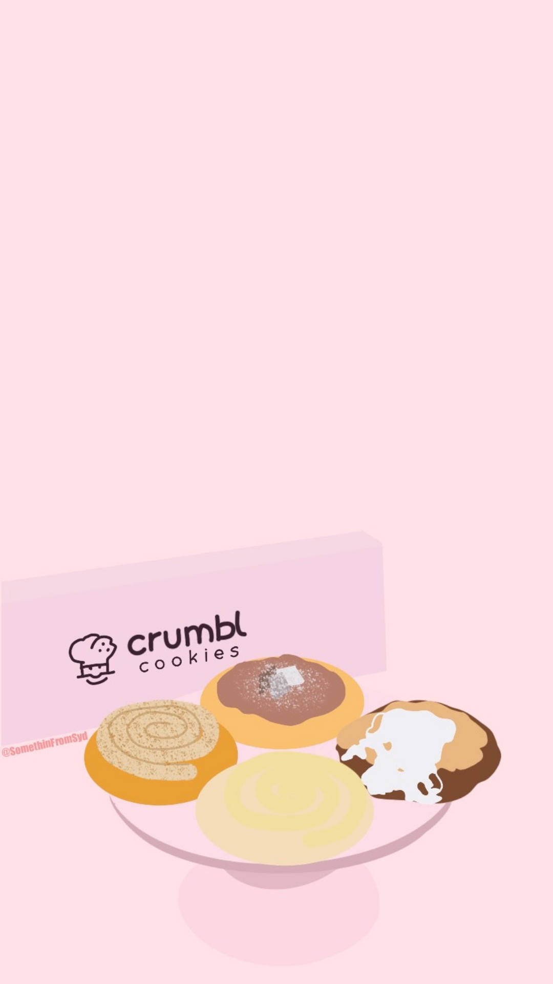 Cookie 桌布 壁紙 — 四塊色彩繽紛的crumbl餅乾放在盤子上，旁邊有品牌盒子，背景是柔和粉紅色。