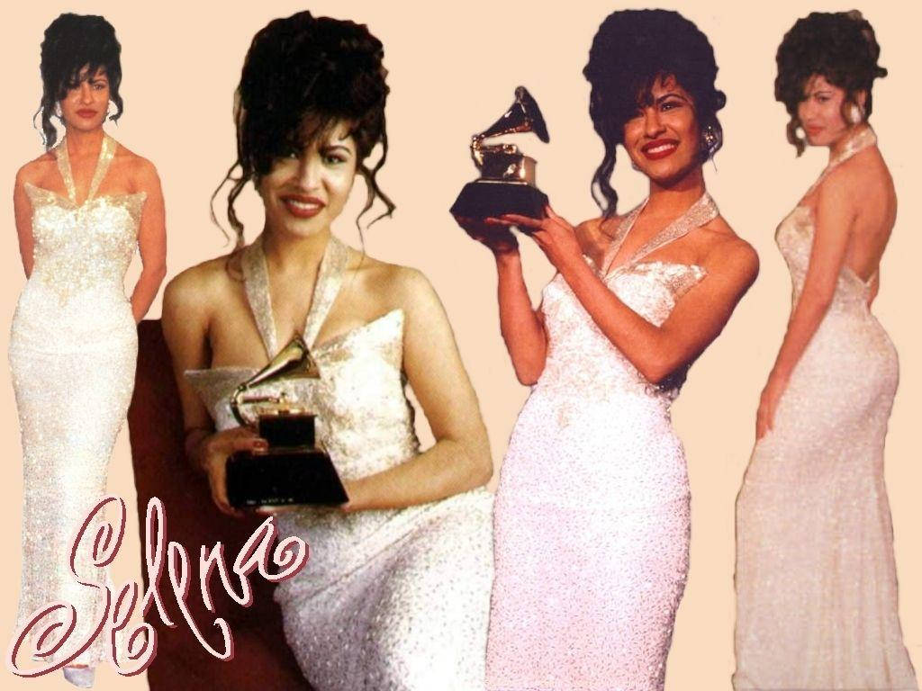 賽琳娜·金塔尼利亞 桌布 壁紙 — 四張 Selena Quintanilla 身穿閃亮白色禮服、手持葛萊美獎的迷人肖像，背景為柔和蜜桃色。