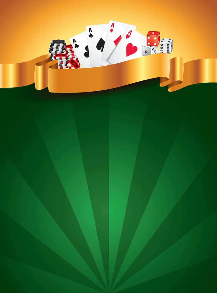 Casino 桌布 壁紙 — 四張Ace撲克籌碼和骰子放在金色絲帶上，背景是閃亮的綠色賭桌。