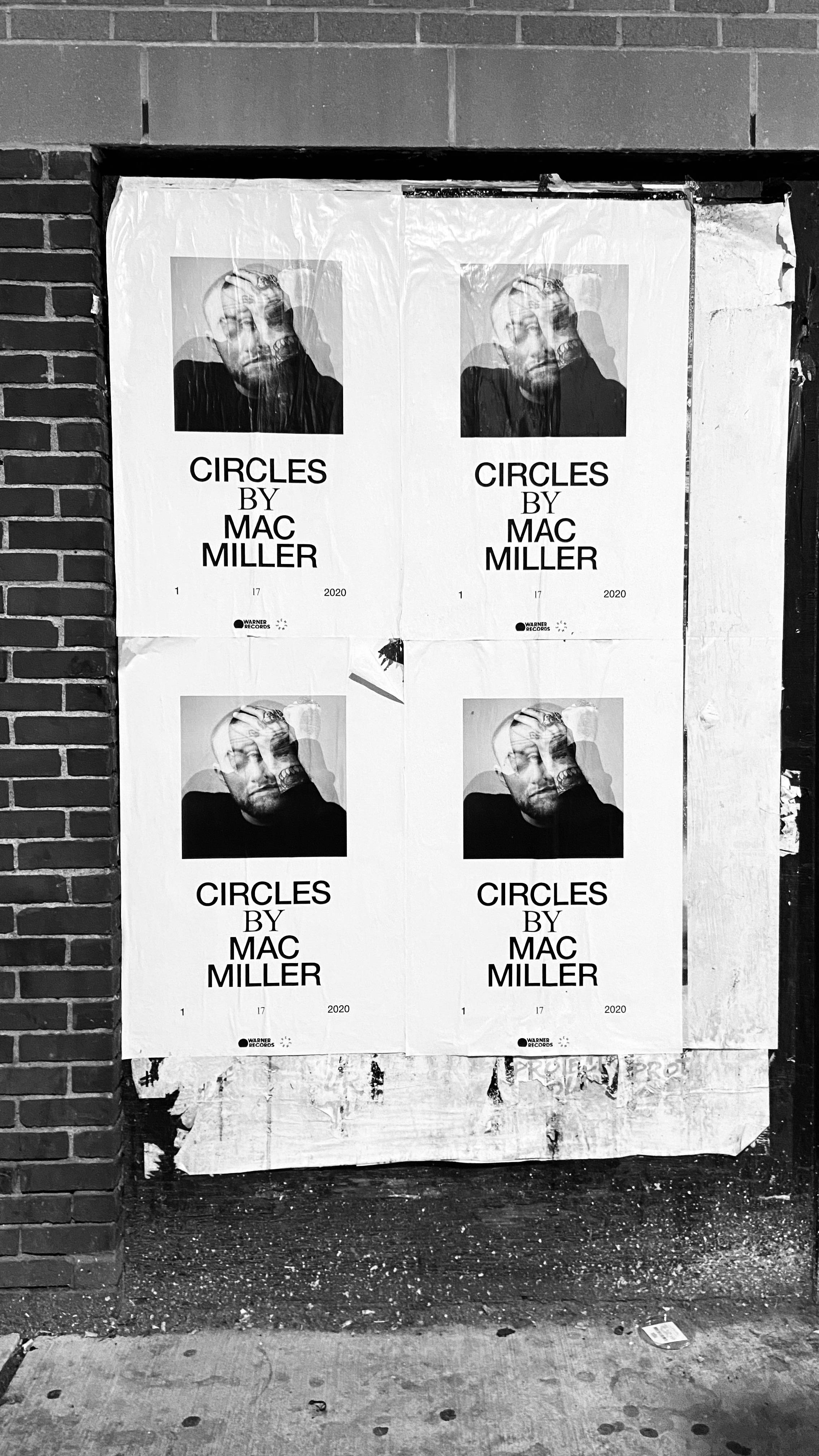Mac Miller 桌布 壁紙 — 四張Mac Miller專輯《Circles》的褪色黑白海報貼在磚牆上，顯示一個扭曲的臉孔，帶有雨效果。