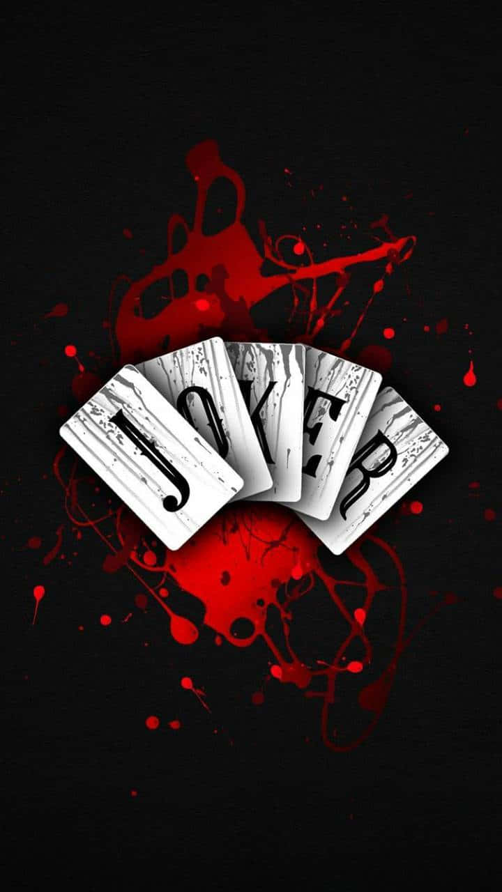 Joker Card 桌布 壁紙 — 四張小丑撲克牌在濺滿鮮紅油漆如血的黑色背景上展開。
