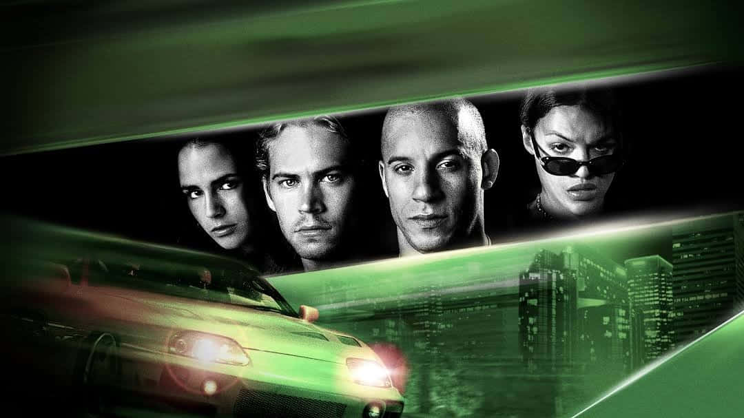 Fast And Furious 桌布 壁紙 — 四張強烈的面孔向前凝視，在一輛高速行駛的綠色跑車上方，背景是霓虹燈閃爍的城市景觀。