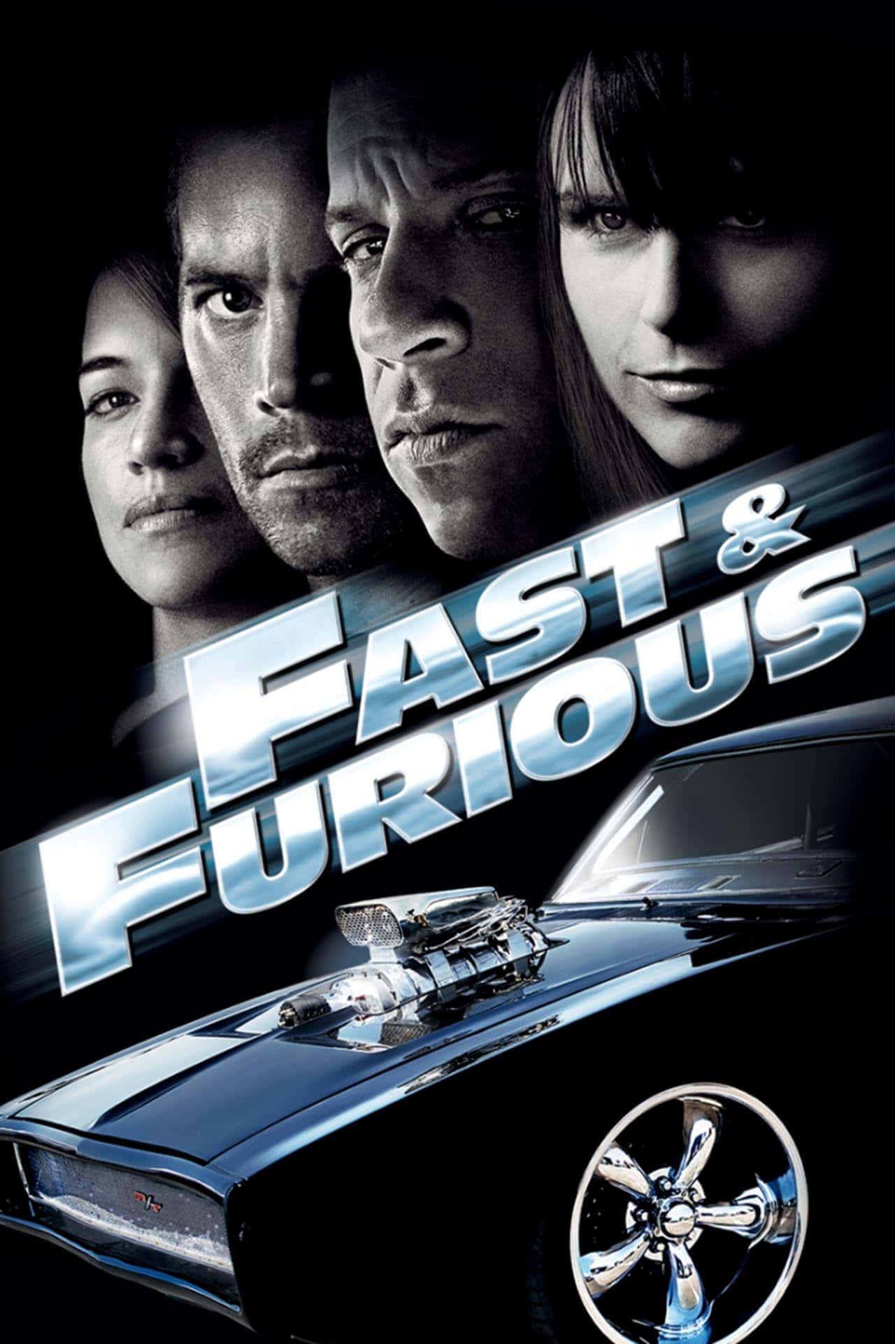 Fast And Furious 桌布 壁紙 — 四張強烈的面孔懸浮在一輛閃亮的藍色肌肉車上方，帶有鍍鉻細節，背景為黑色。