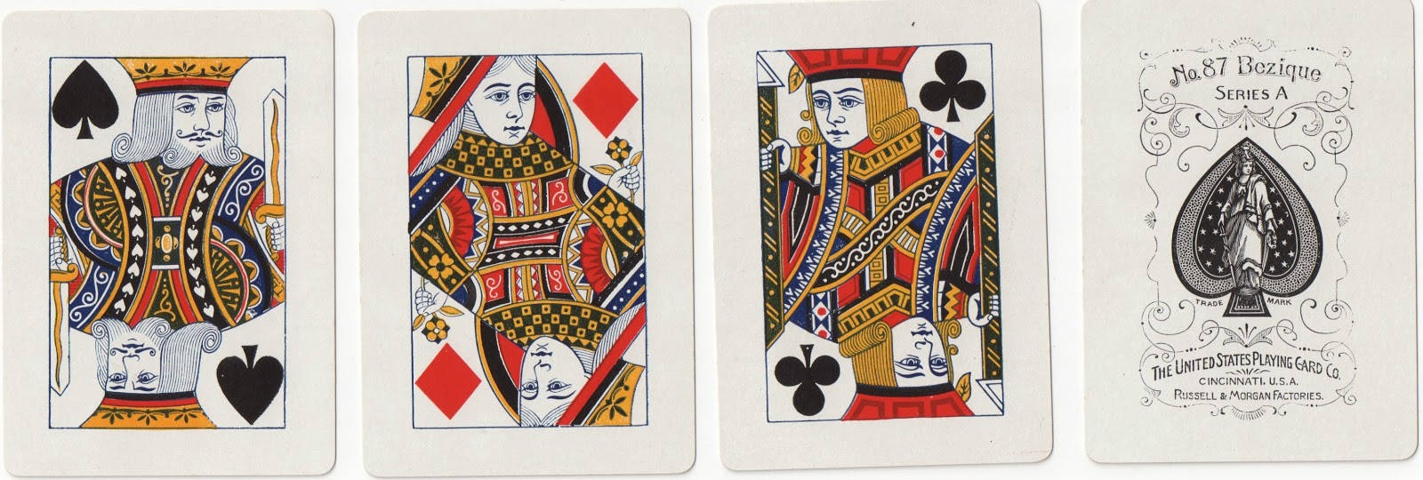 Playing Cards 桌布 壁紙 — 四張復古撲克牌，飾有華麗的皇室人物和精緻圖案，採用大膽的紅色、金色和黑色。