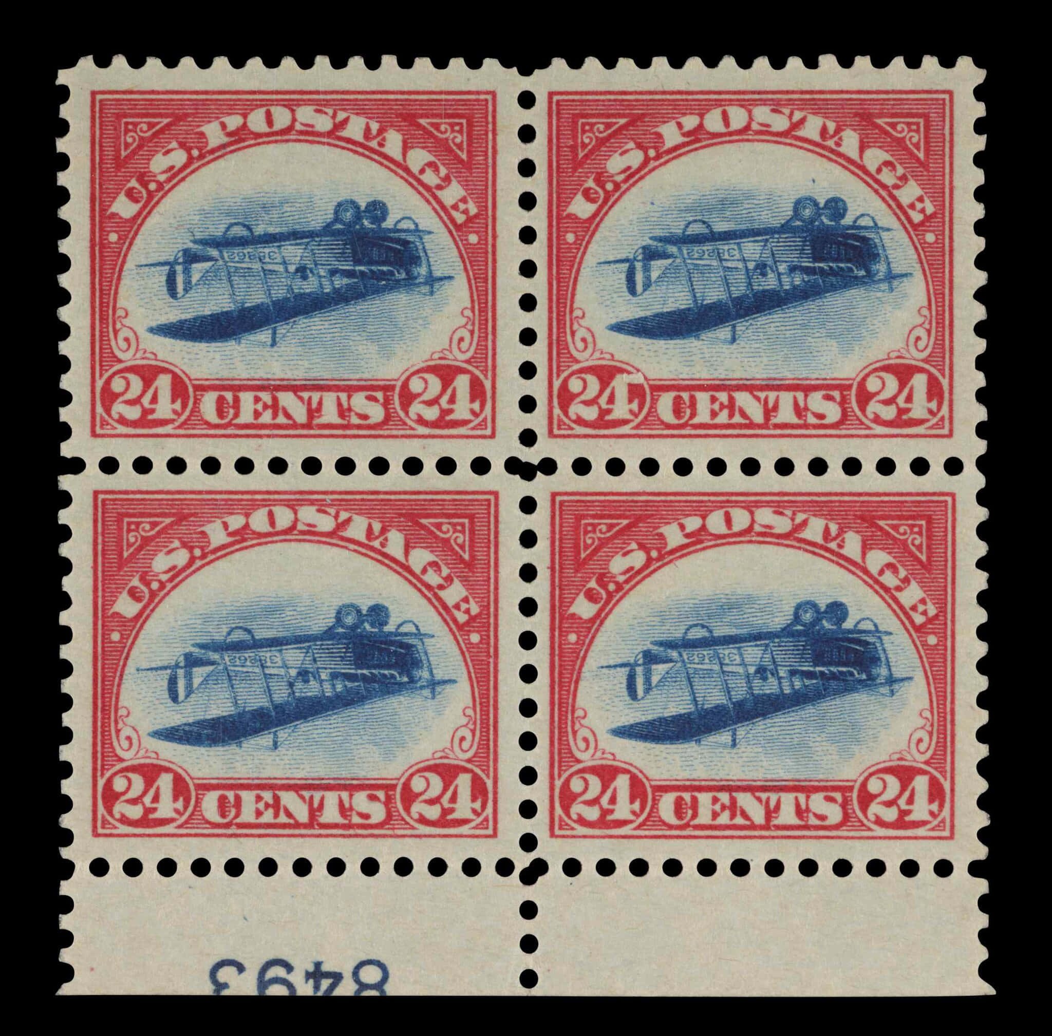 Stamp 桌布 壁紙 — 四張復古美國24美分郵票，藍色雙翼飛機在紅色邊框內，印在奶油色紙上。