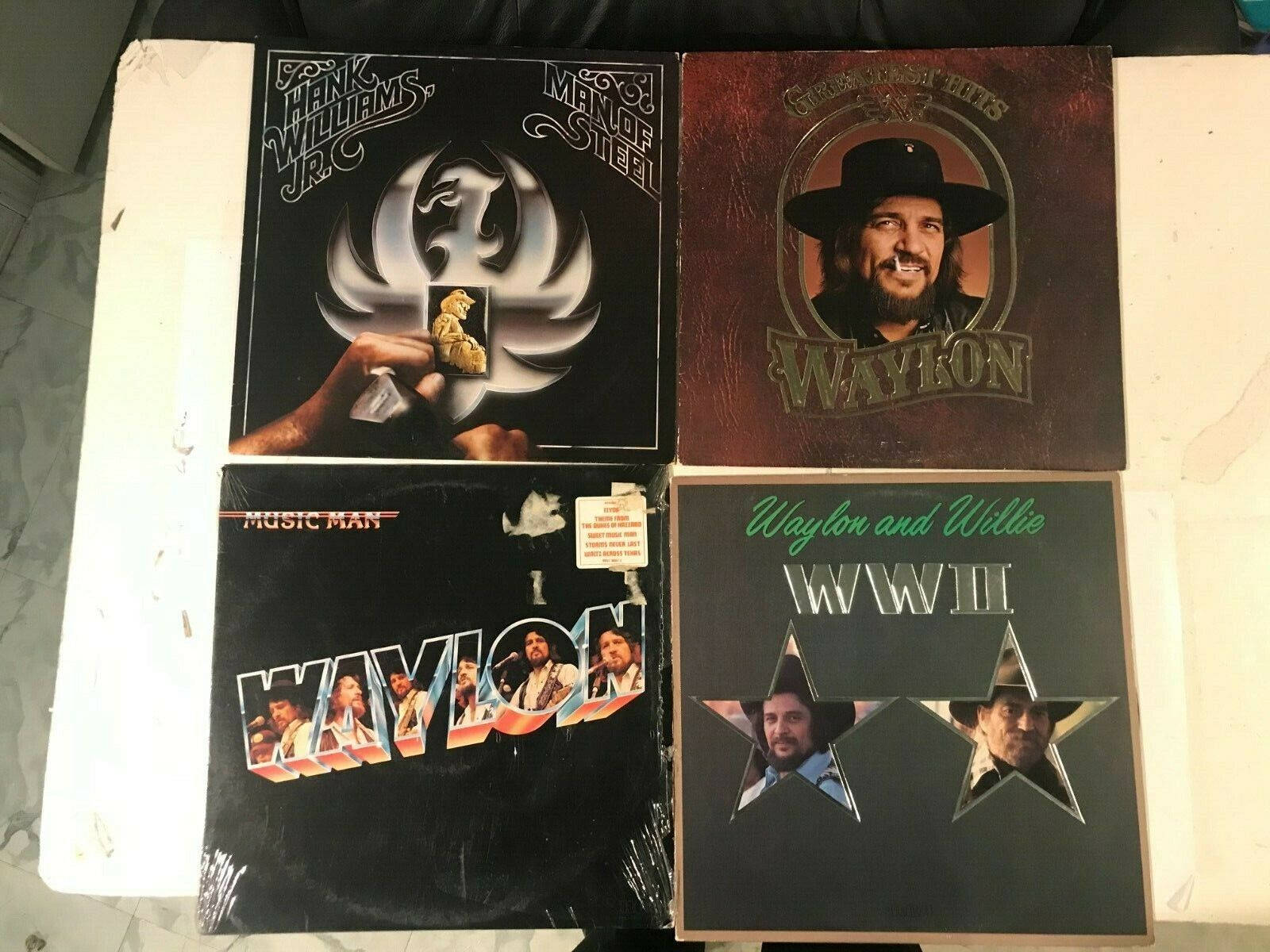 album 桌布 壁紙 — 四張復古鄉村音樂專輯封面擺放在白色表面上，展示Hank Williams Jr.和Waylon Jennings等藝人。