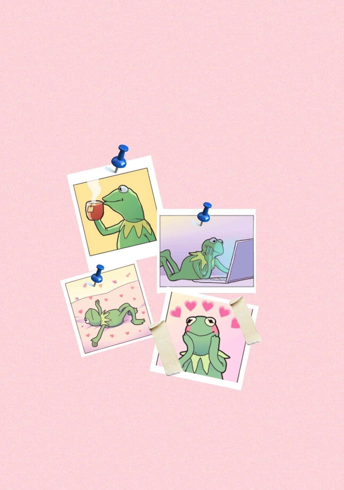 Aesthetic Frog 桌布 壁紙 — 四張插圖風格的拍立得照片，主角是青蛙柯密特，釘在柔和的粉紅色牆上，展示他喝咖啡、用手提電腦工作以及與心形圖案一起休閒的場景。