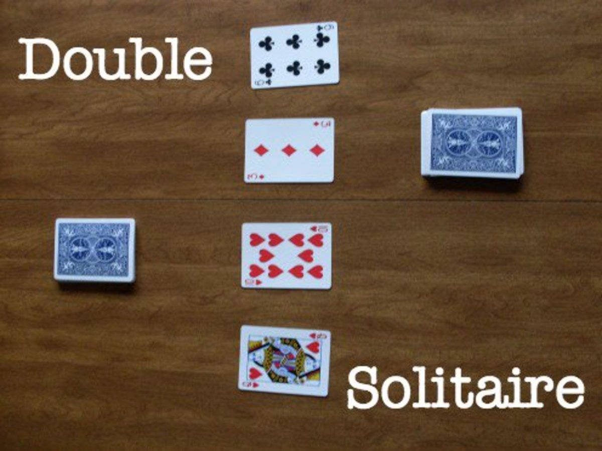 桌布 壁紙 — 四張撲克牌排列在木桌上玩接龍遊戲，上面寫有「Double Solitaire」字樣。