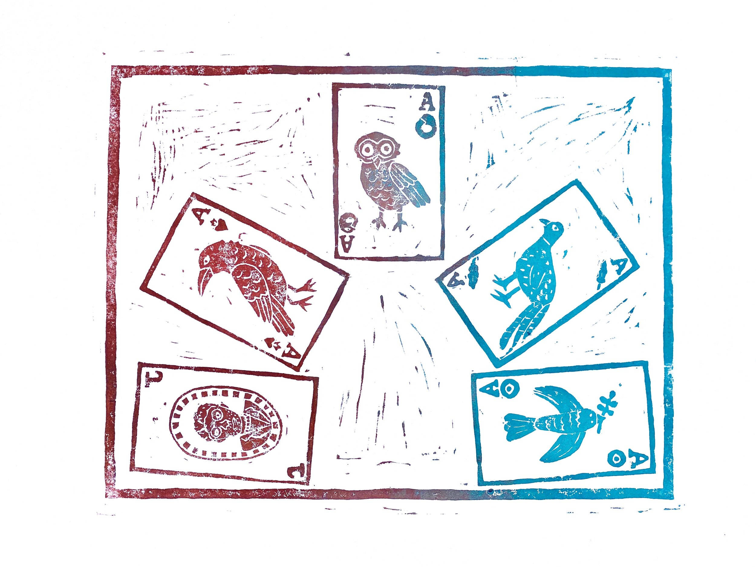 Playing Cards 桌布 壁紙 — 四張風格化的撲克牌，帶有紅色和藍色墨水的鳥類圖案，印在帶有手印邊框的紋理紙上。
