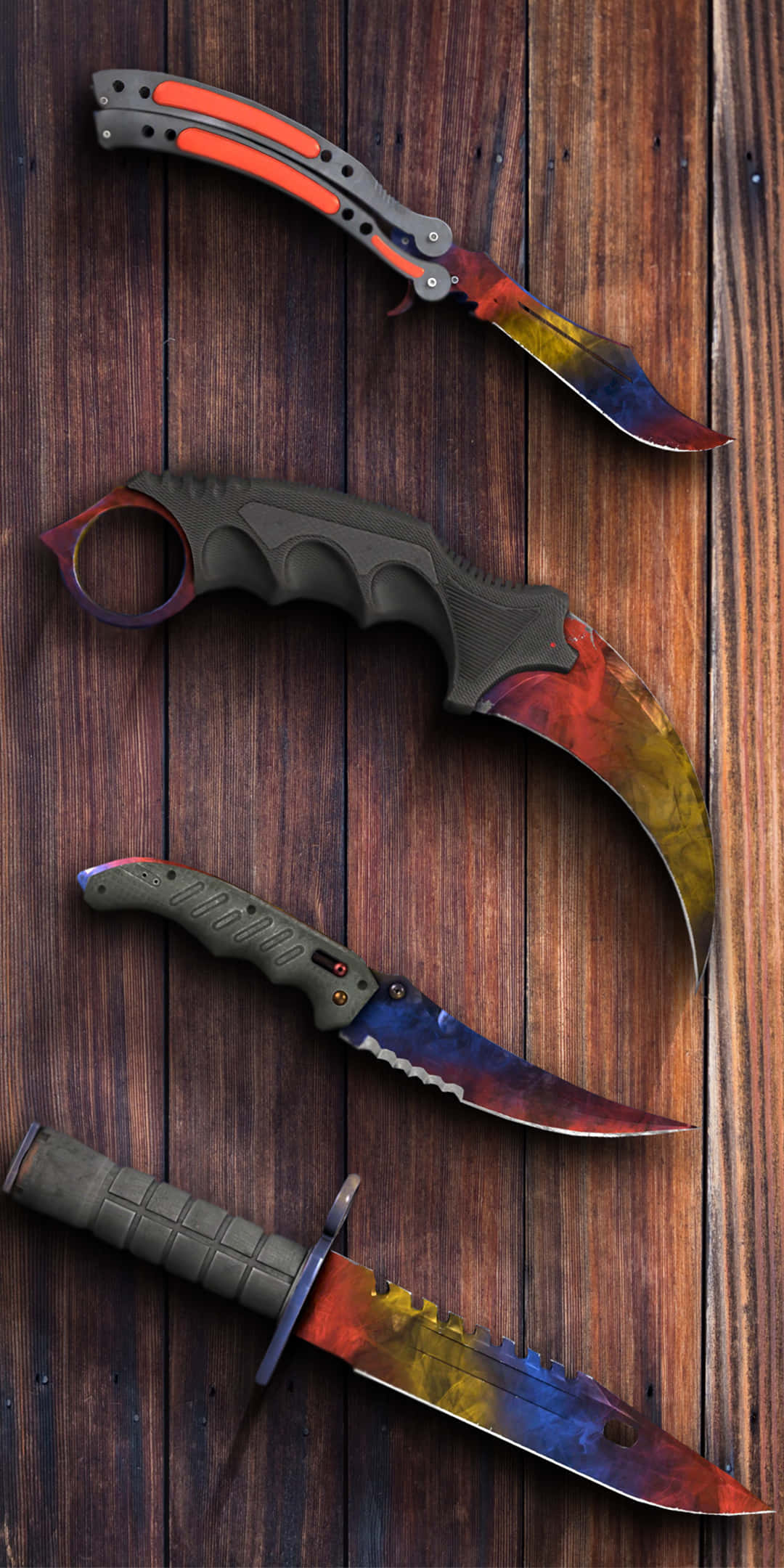 Android Counter-strike Global Offensive 桌布 壁紙 — 四把色彩鮮豔的刀，刀身繪有鮮豔圖案，放在經風化的木質表面上。