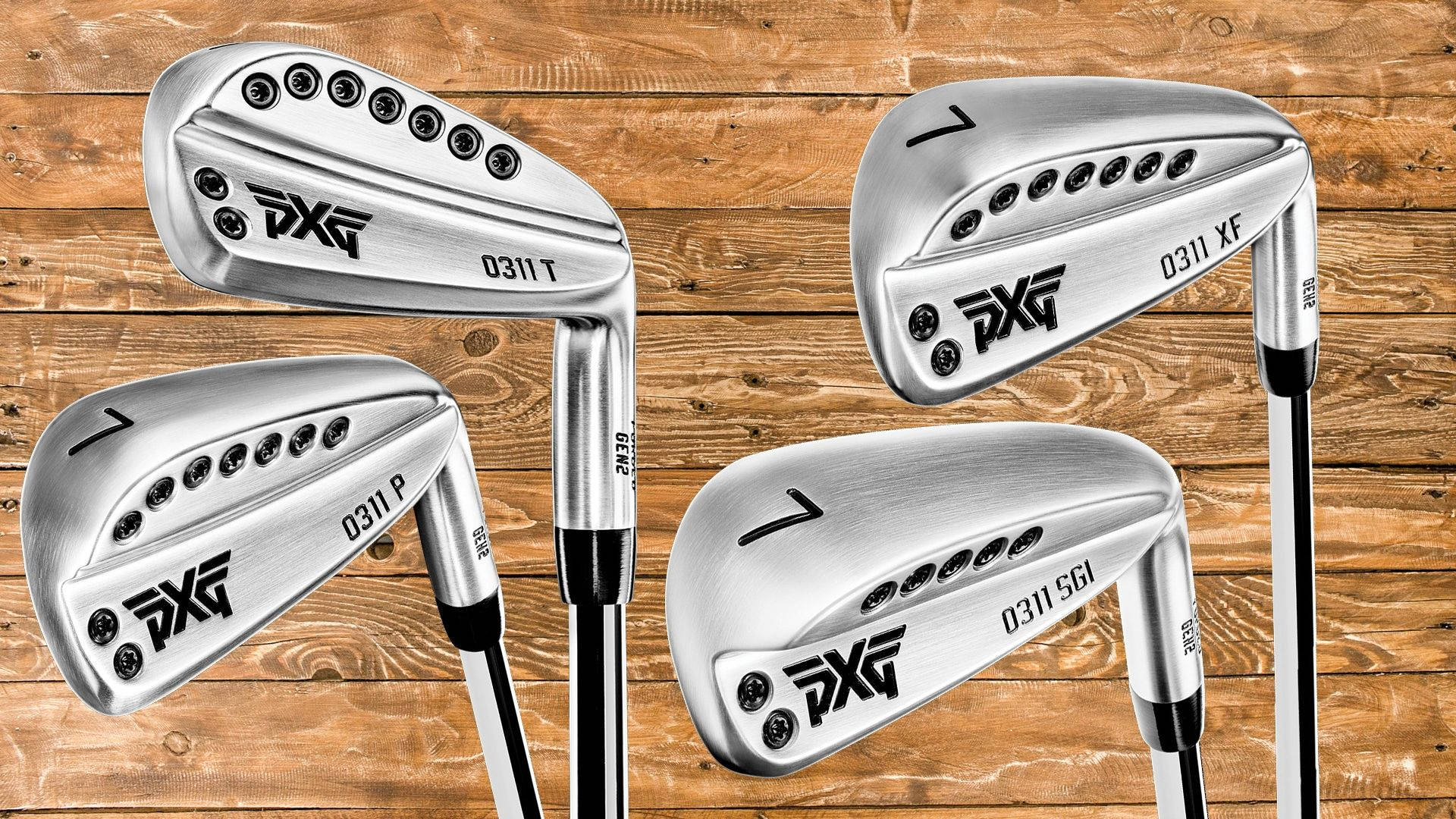 Golfing 桌布 壁紙 — 四支 PXG 高爾夫鐵桿，銀色桿頭和黑色握把，排列在溫暖的木板上。