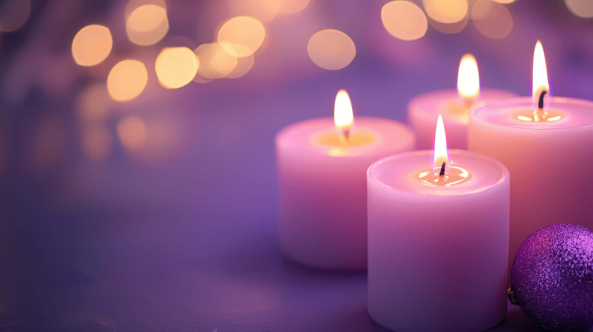 Cozy Candlelit Scene with Purple Glow and Holiday Decor 壁紙 — 四支點燃的粉紅色蠟燭在柔和的散景背景中溫暖地發光，旁邊有一個閃閃發光的紫色裝飾品。