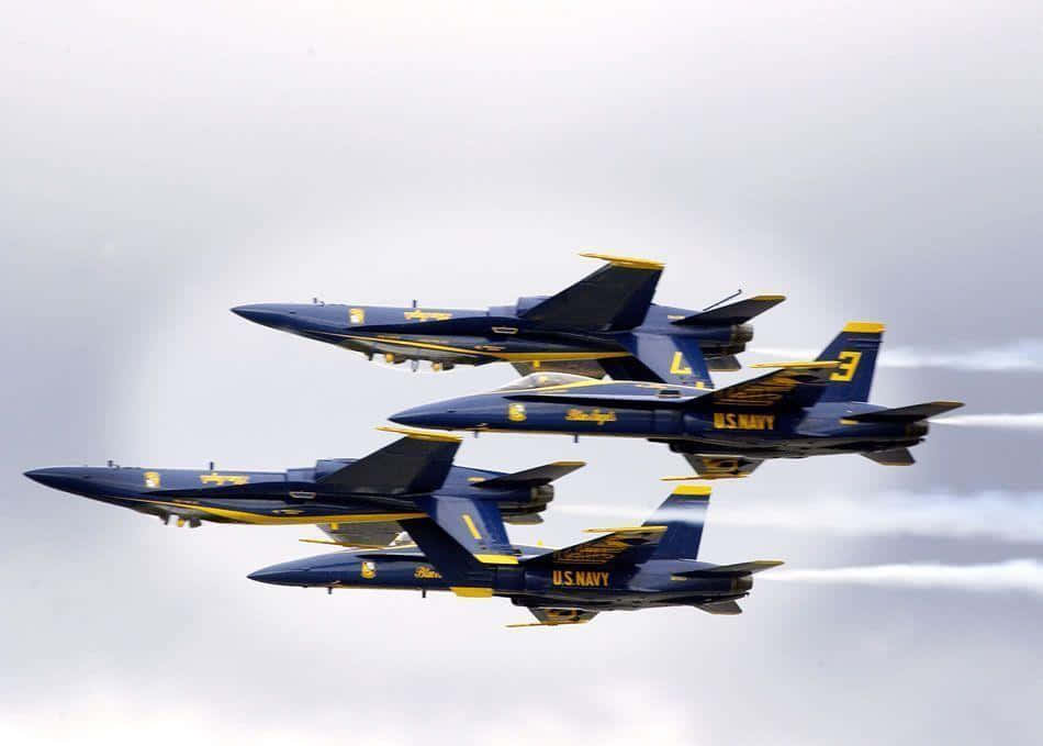 US Navy 桌布 壁紙 — 四架美國海軍藍天使噴射機在陰天緊密編隊飛行，留下白色煙霧痕跡。