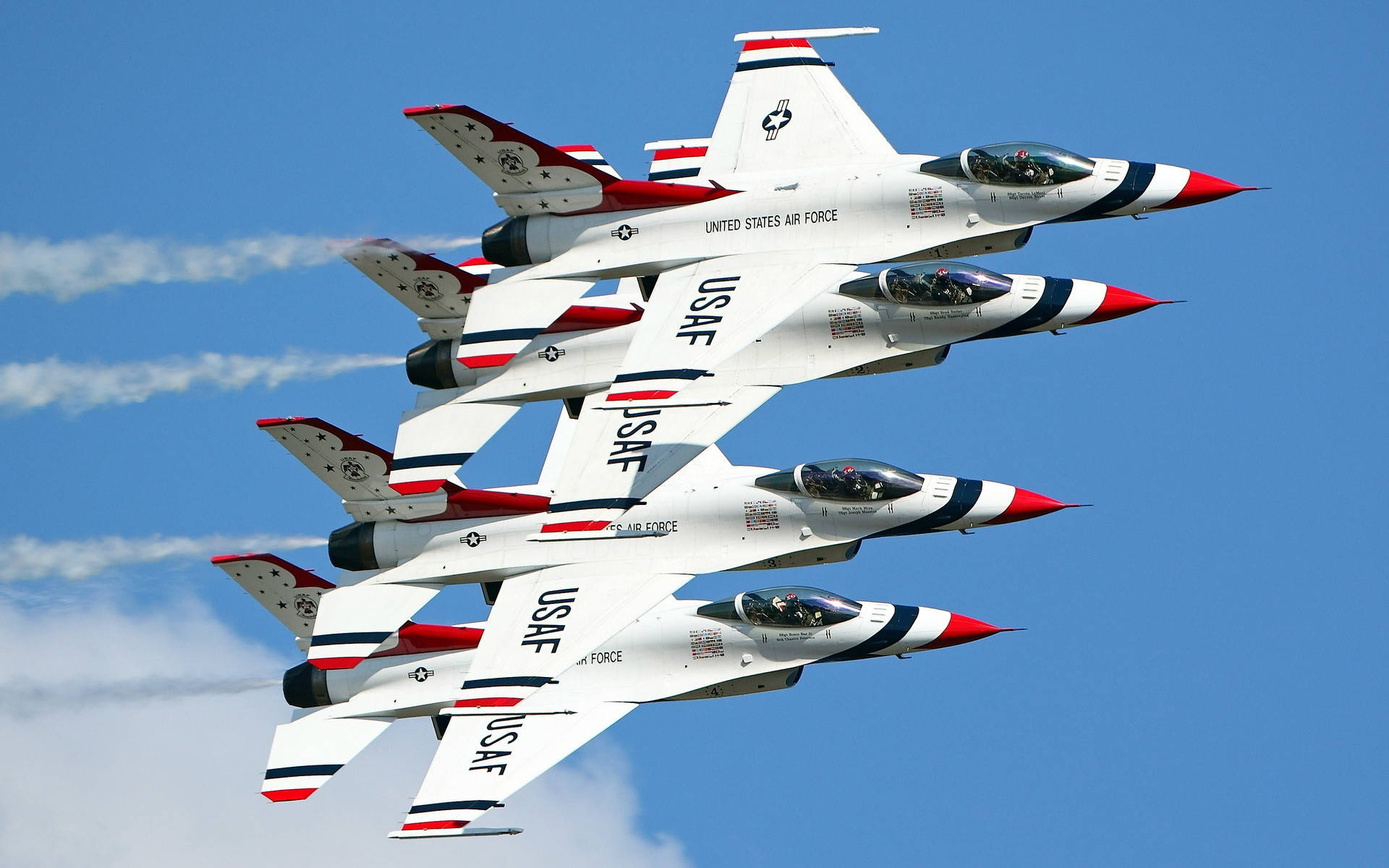 Air Force 桌布 壁紙 — 四架美國空軍雷鳥噴射機在晴朗的藍天下以緊密編隊飛行，留下白色煙跡。