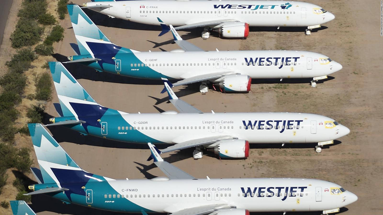 Airport 桌布 壁紙 — 四架西捷航空飛機在明亮的日光下整齊地停放在乾燥的地面上。