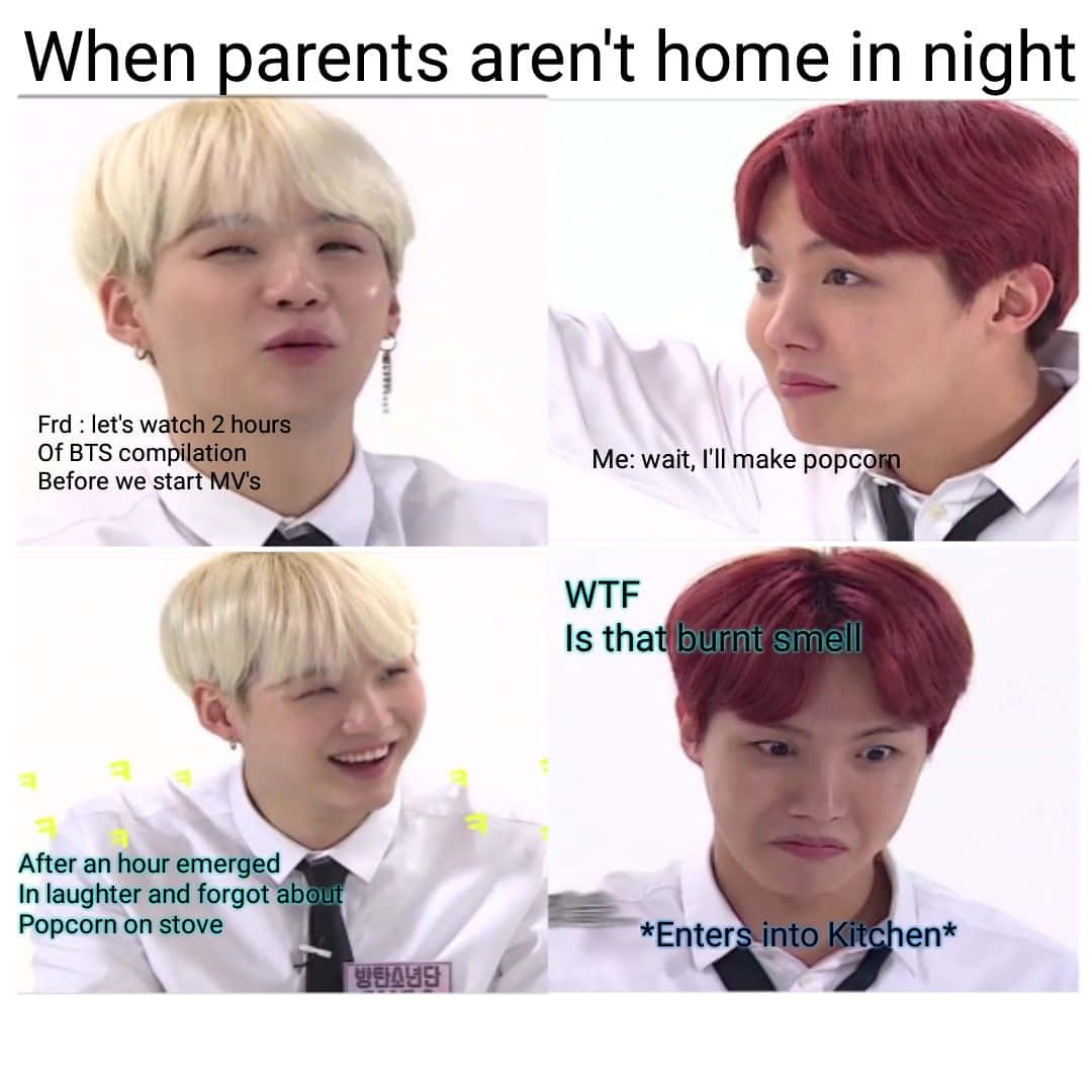 Bts Meme 桌布 壁紙 — 四格迷因顯示兩個男人在晚上觀看BTS影片時對爆米花意外作出反應。