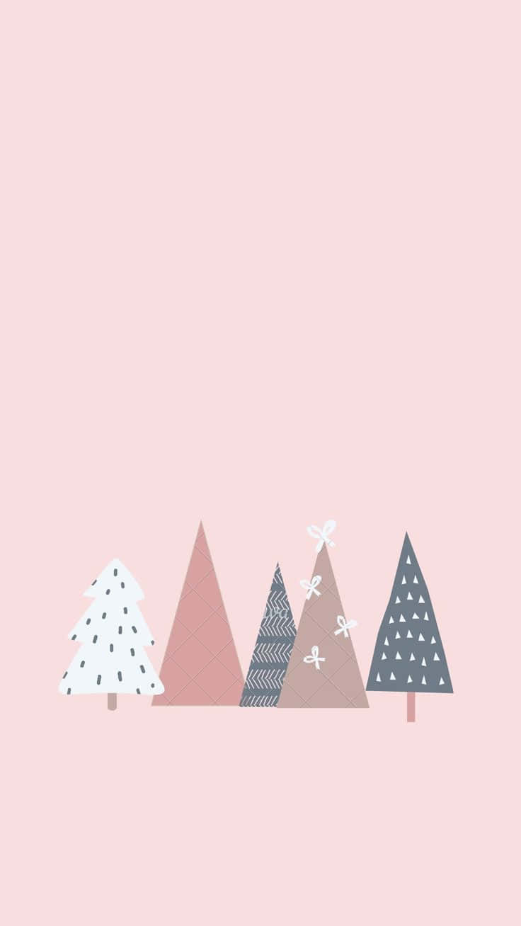 Pink Christmas Tree 桌布 壁紙 — 四棵風格化的幾何樹，帶有圖案樹幹和樹枝，立在柔和的粉紅色背景上。
