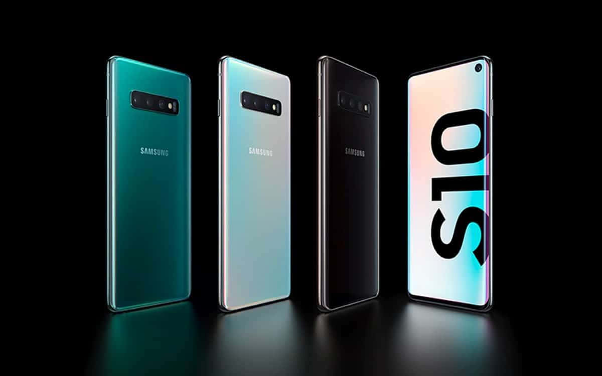 Galaxy S10 桌布 壁紙 — 四款 Samsung Galaxy S10 智慧型手機，顏色分別為青綠色、銀色、黑色和漸層色，在深色背景上展示。