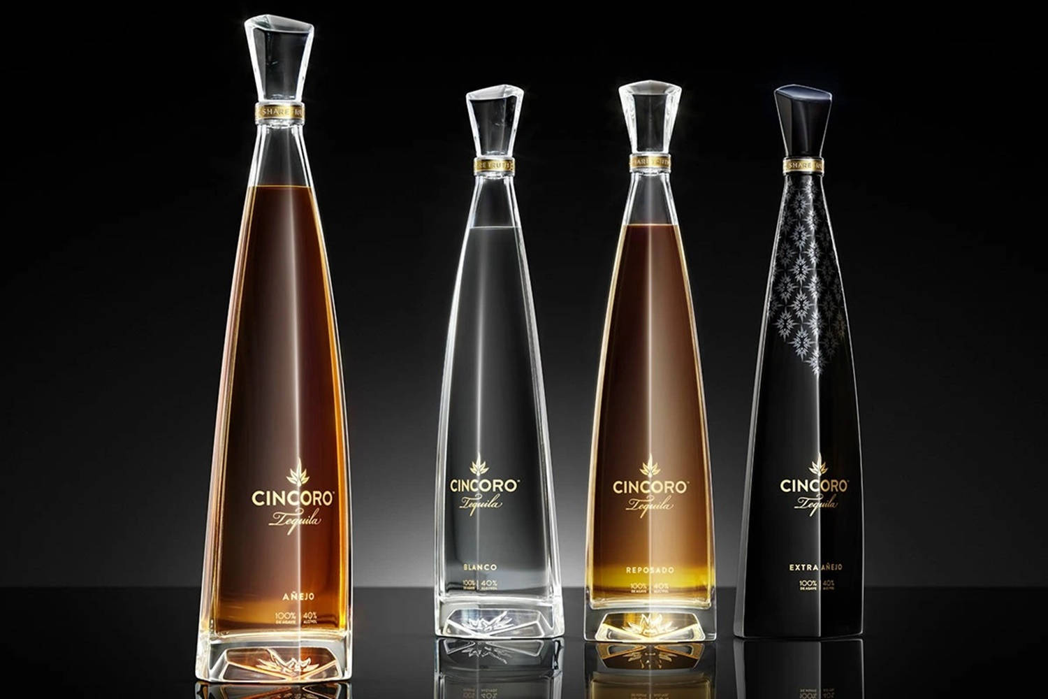 bottle 桌布 壁紙 — 四款優雅的Cincoro龍舌蘭酒瓶，液體顏色和標籤各異，排列在反射黑色表面上，背景為深色。