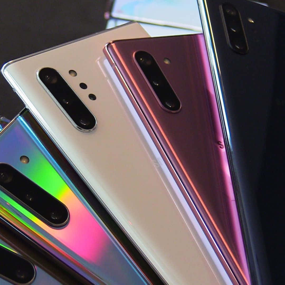 Note 10 桌布 壁紙 — 四款智慧型手機的特寫，背面呈現白色、紫色和彩虹色的虹彩效果，展示其相機模組。