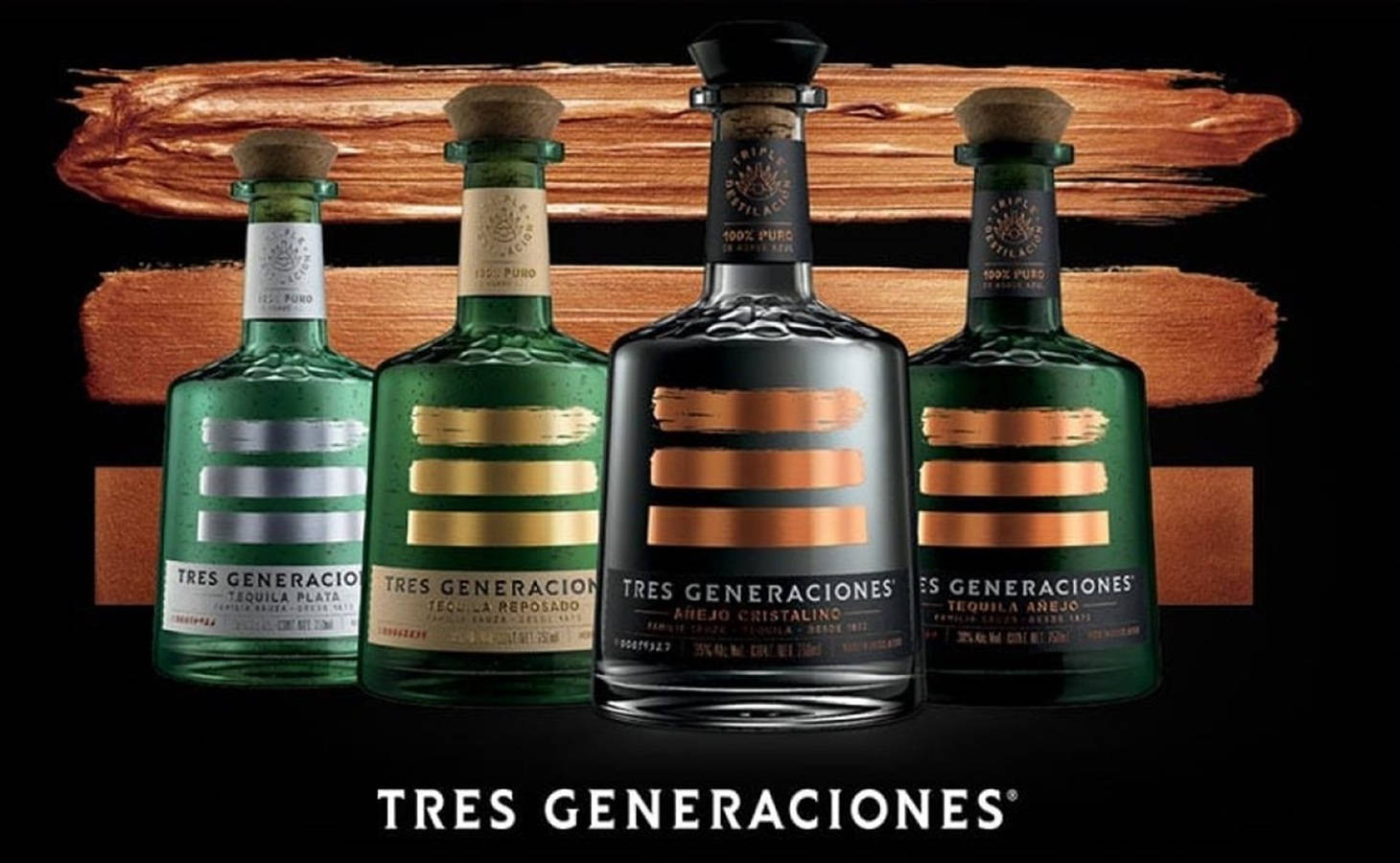 alcohol 桌布 壁紙 — 四瓶帶有不同顏色標籤的Tres Generaciones龍舌蘭酒瓶，立在帶有木紋筆觸點綴的黑色背景前。