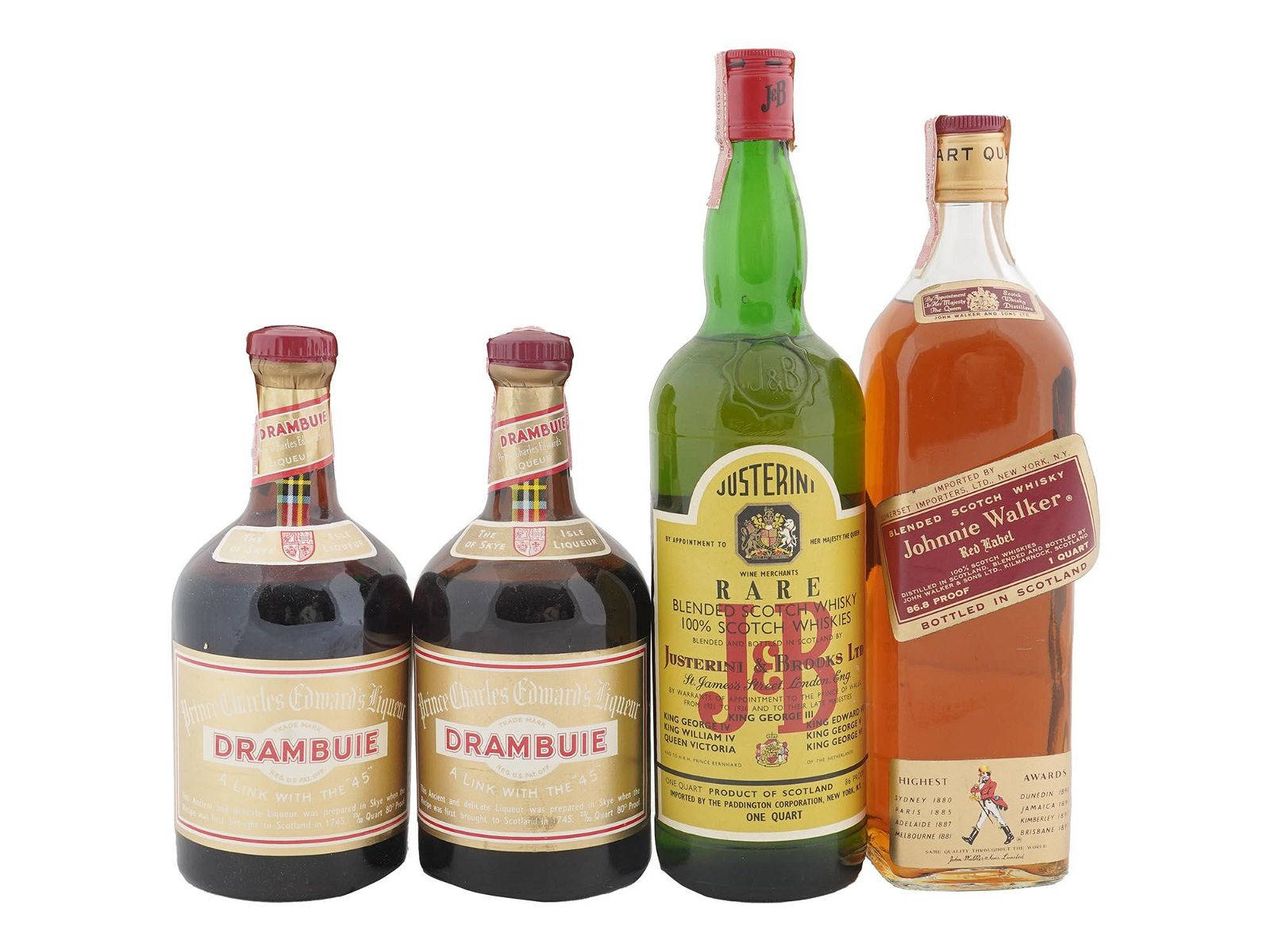 drinks 桌布 壁紙 — 四瓶復古威士忌，包括Drambuie和Johnnie Walker Red Label，在純白色背景前排列成一排。