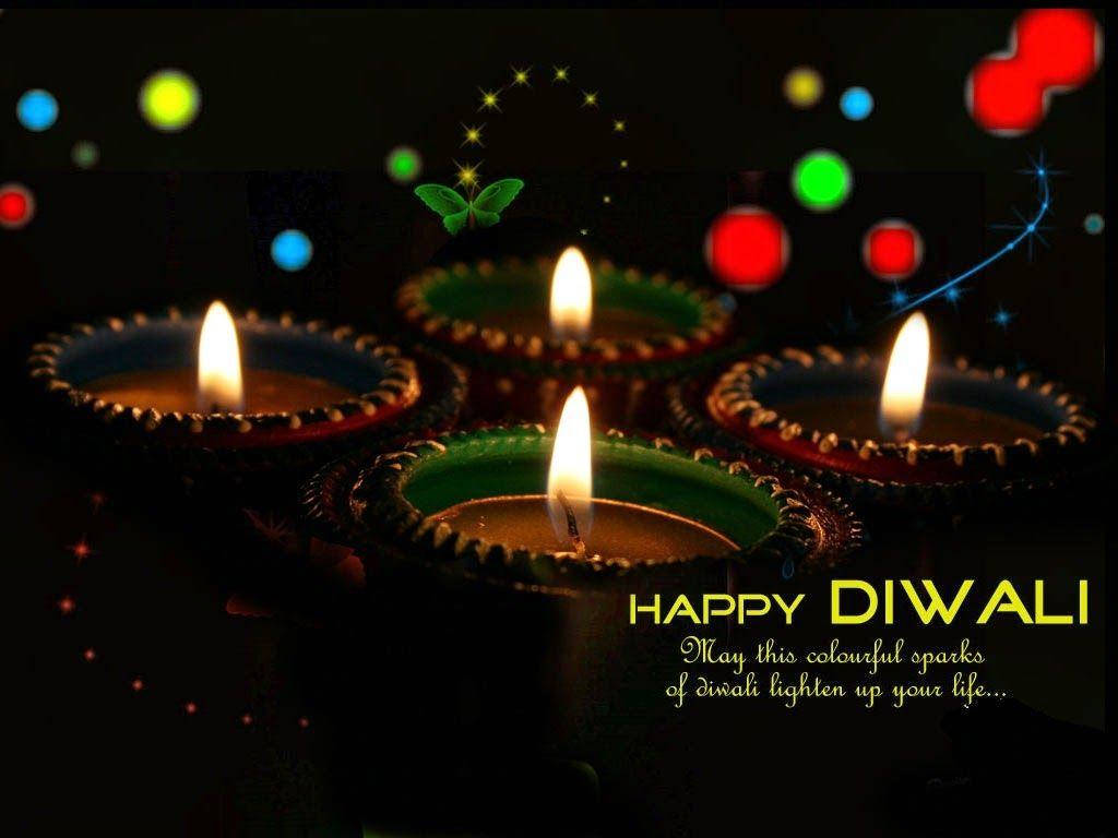 Happy Diwali 桌布 壁紙 — 四盞發光的排燈節油燈，配上節日散景燈光和蝴蝶，背景為深色。