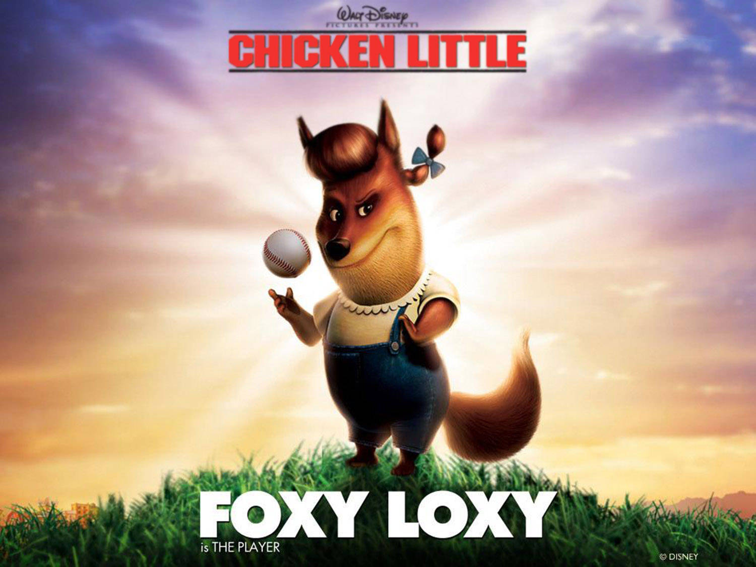 Chicken Little 桌布 壁紙 — 《四眼天雞》中的Foxy Loxy站在草地上，在充滿活力的日落天空下雜耍棒球。