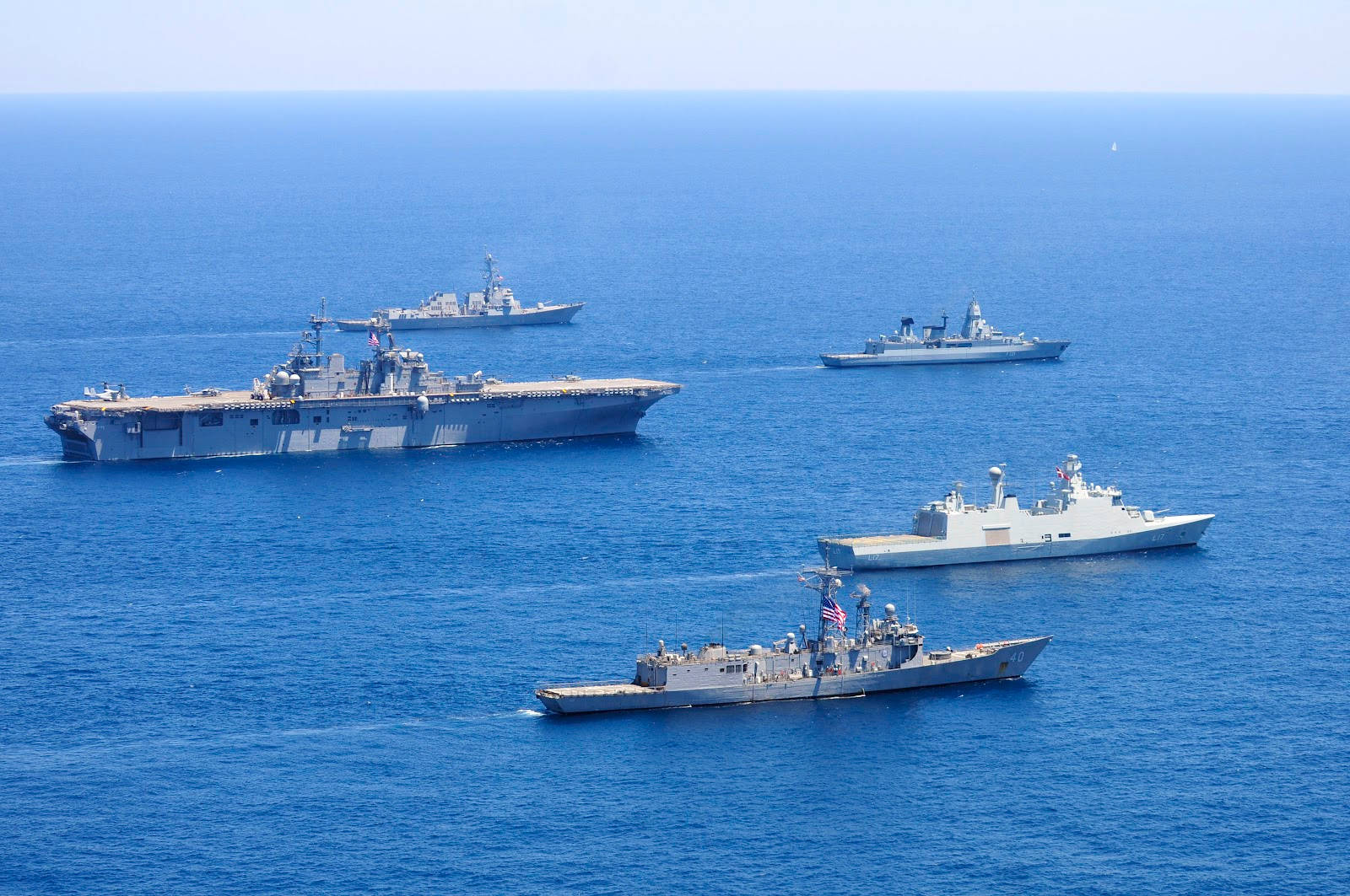 四艘軍艦在公海以編隊航行