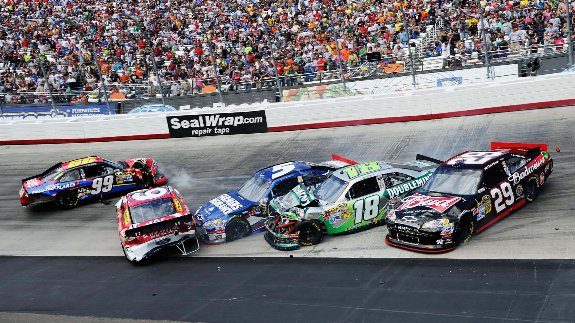 nascar 桌布 壁紙 — 四輛NASCAR賽車在日間比賽中猛烈相撞，造成連環車禍，大批觀眾圍觀。