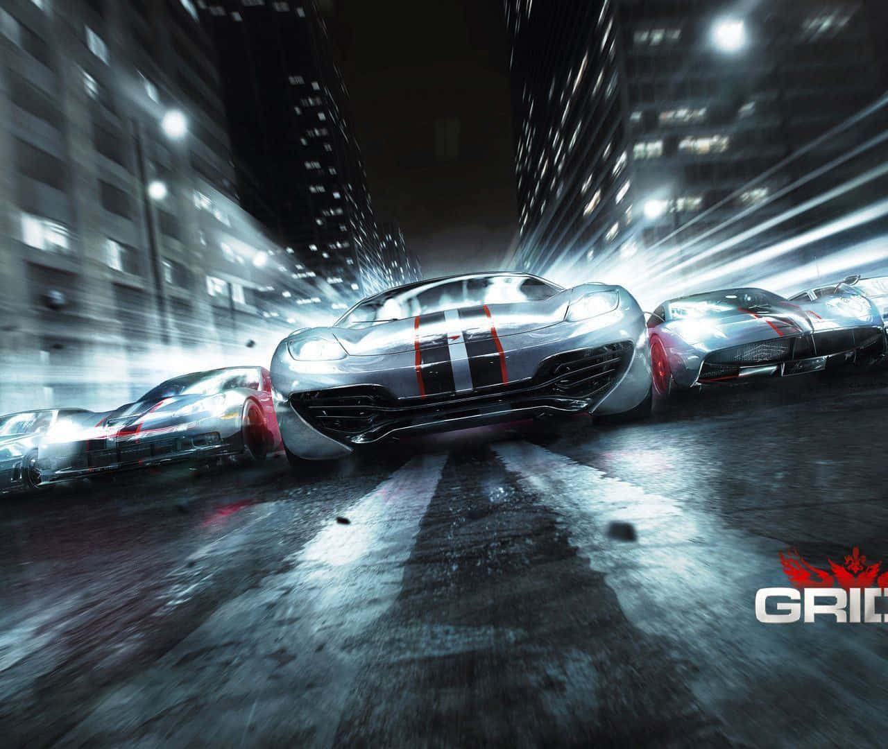 Grid 2 桌布 壁紙 — 四輛時尚跑車在夜間高速行駛於濕滑的霓虹燈城市街道上。