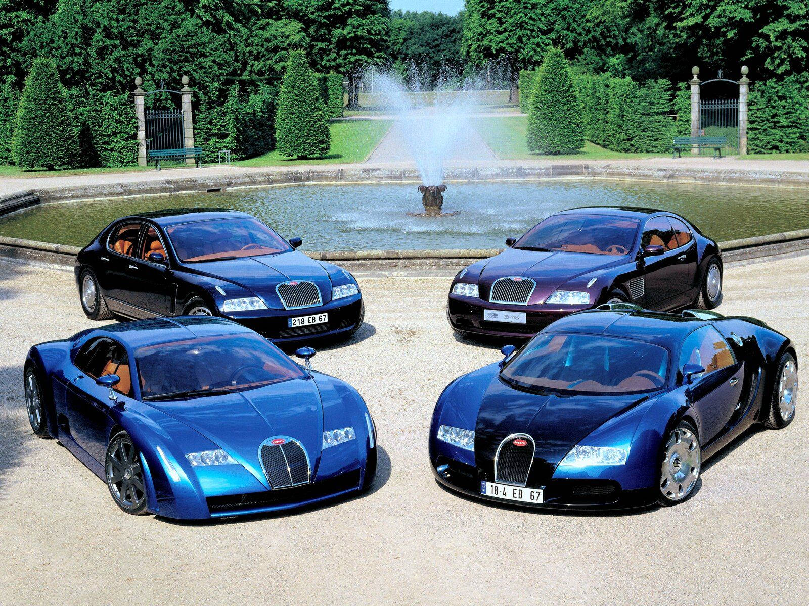 布加迪 桌布 壁紙 — 四輛豪華Bugatti汽車在鮮豔的藍色和黑色色調中閃閃發光，停放在一個修剪整齊的花園中的大噴泉前。