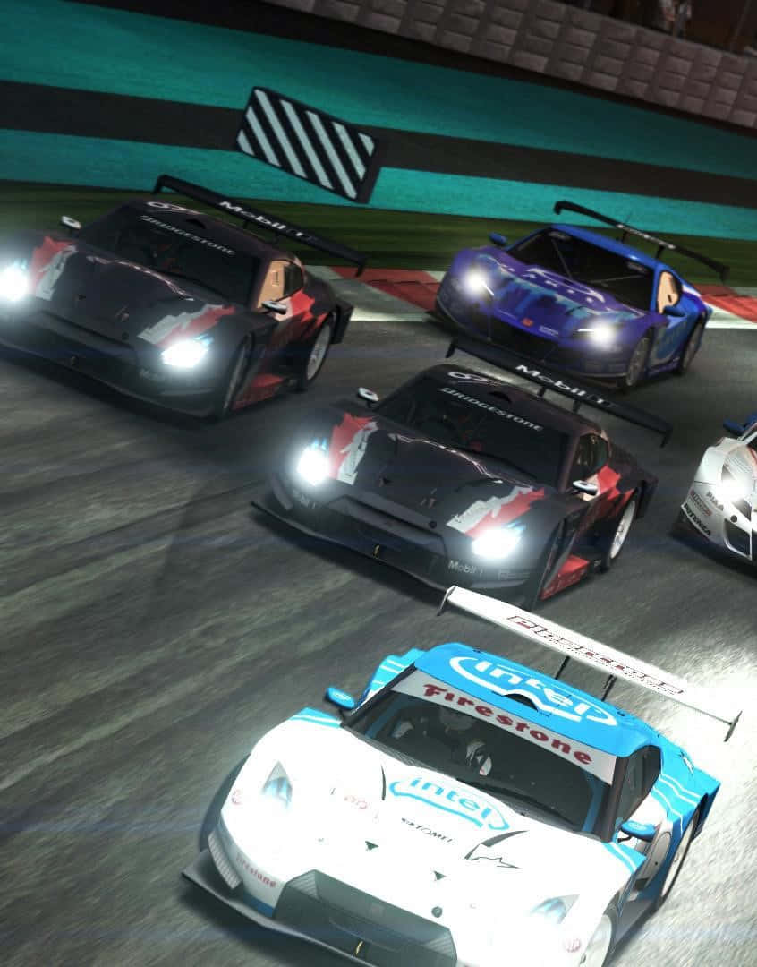 Grid Autosport 桌布 壁紙 — 四輛賽車亮著明亮車頭燈，在夜間體育場燈光下於潮濕賽道上疾馳。