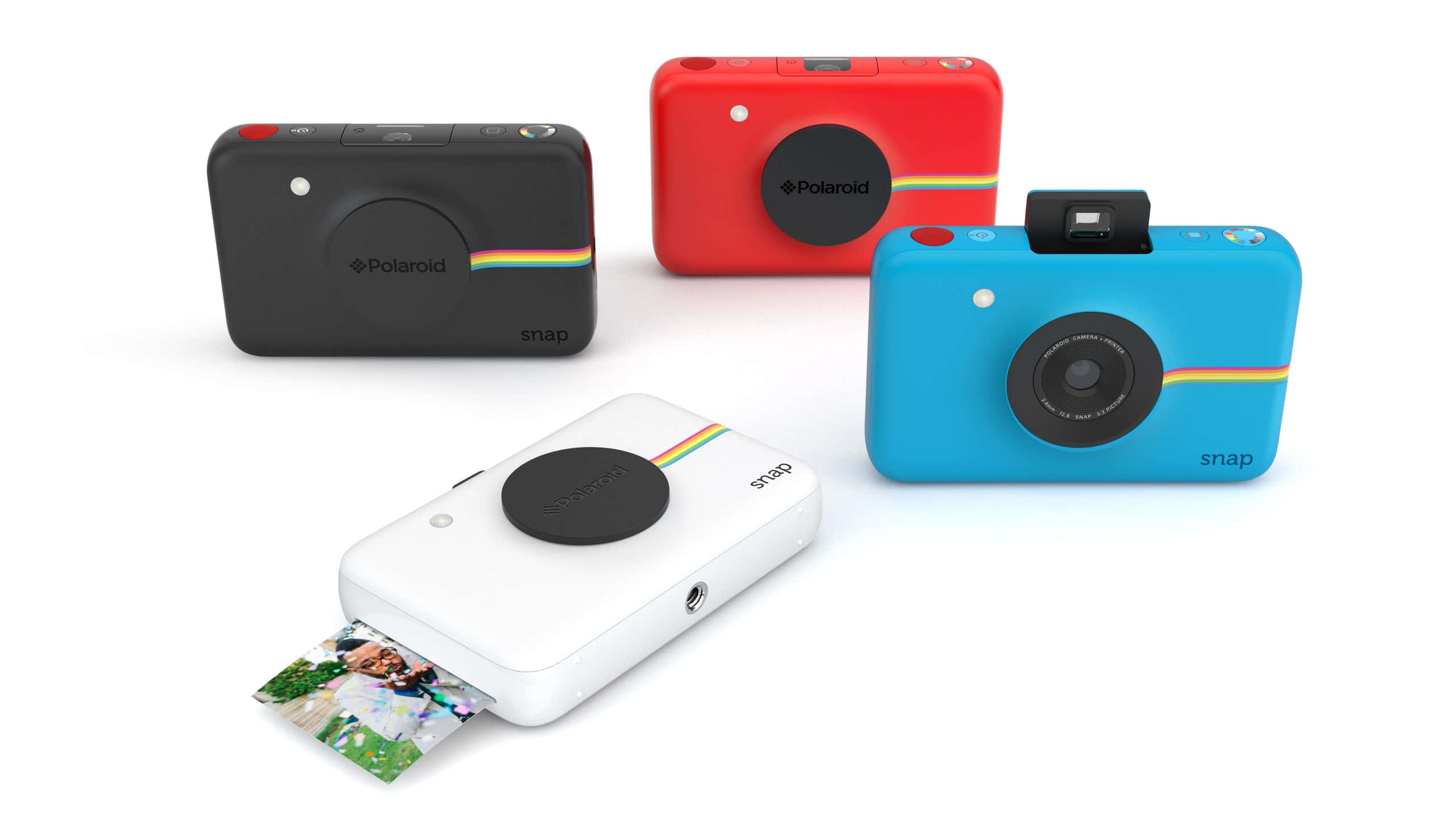 相機 桌布 壁紙 — 四部色彩繽紛的Polaroid Snap即時相機，分別為黑色、紅色、藍色和白色，其中一部正在彈出一張列印好的照片，背景是純白色。
