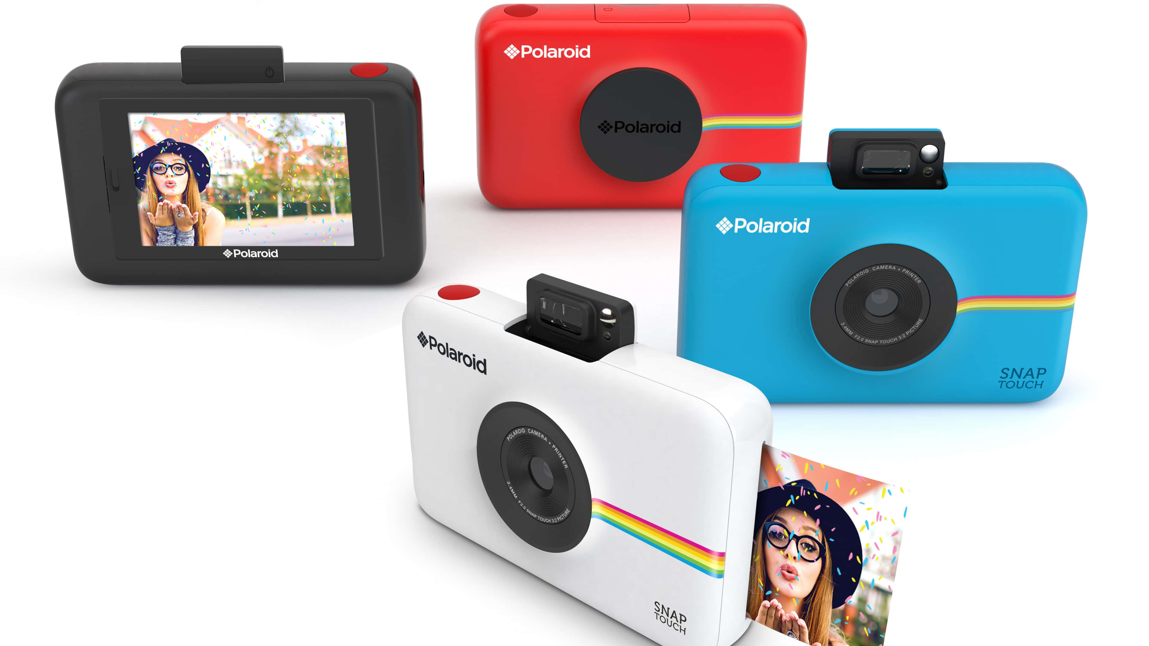 相機 桌布 壁紙 — 四部色彩繽紛的Polaroid Snap Touch即時相機，在潔白背景上展示，附有樣本照片，顯示一位俏皮女性。